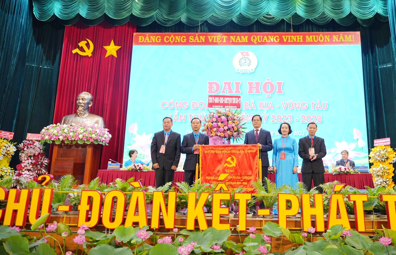 Dịp này, Tỉnh ủy, HĐND, UBND, Ủy ban MTTQ tỉnh tặng Liên đoàn Lao động tỉnh bức trướng mang dòng chữ “Công đoàn Đoàn kết - Dân chủ - Đổi mới - Phát triển”.