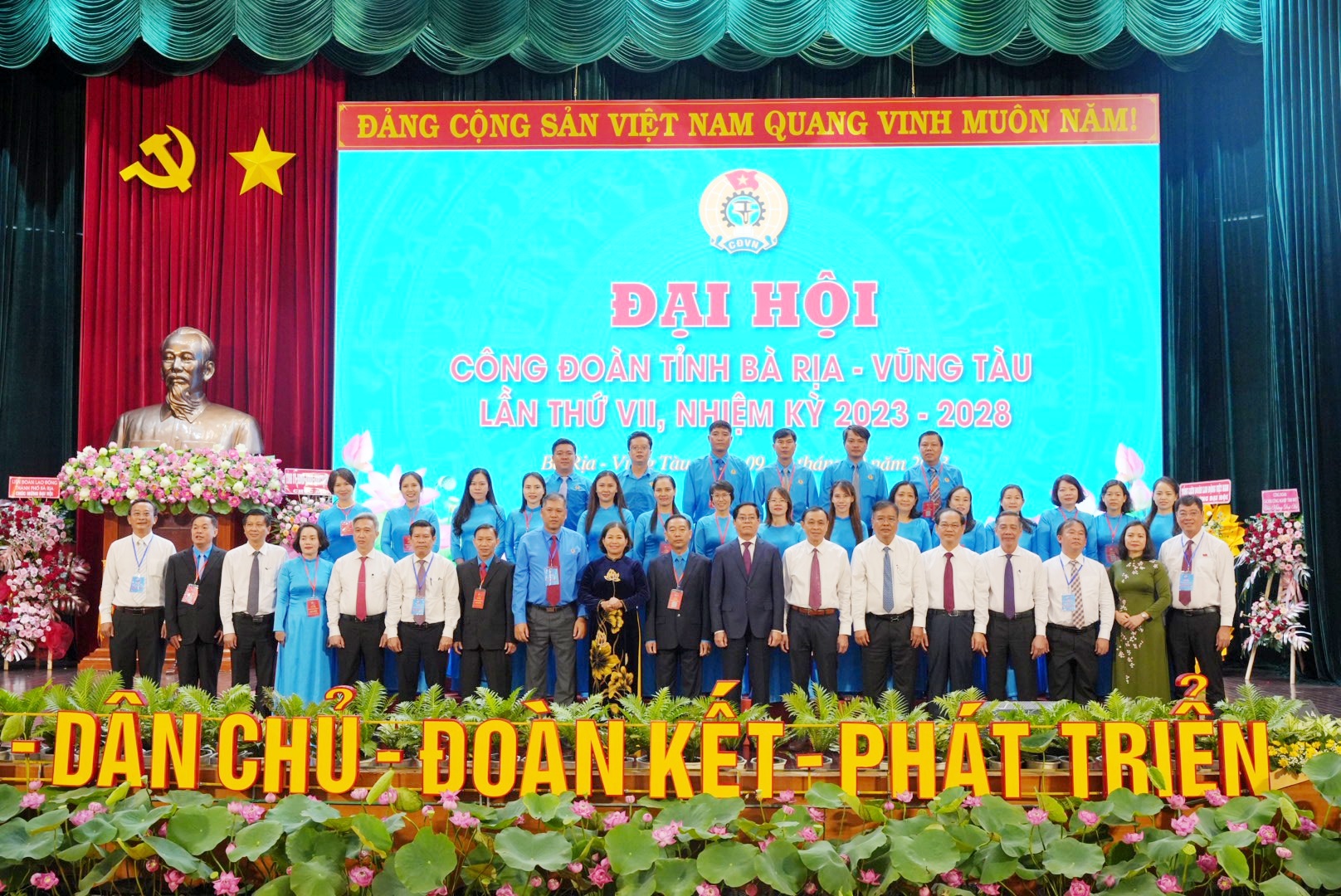 Đại biểu chụp hình lưu niệm