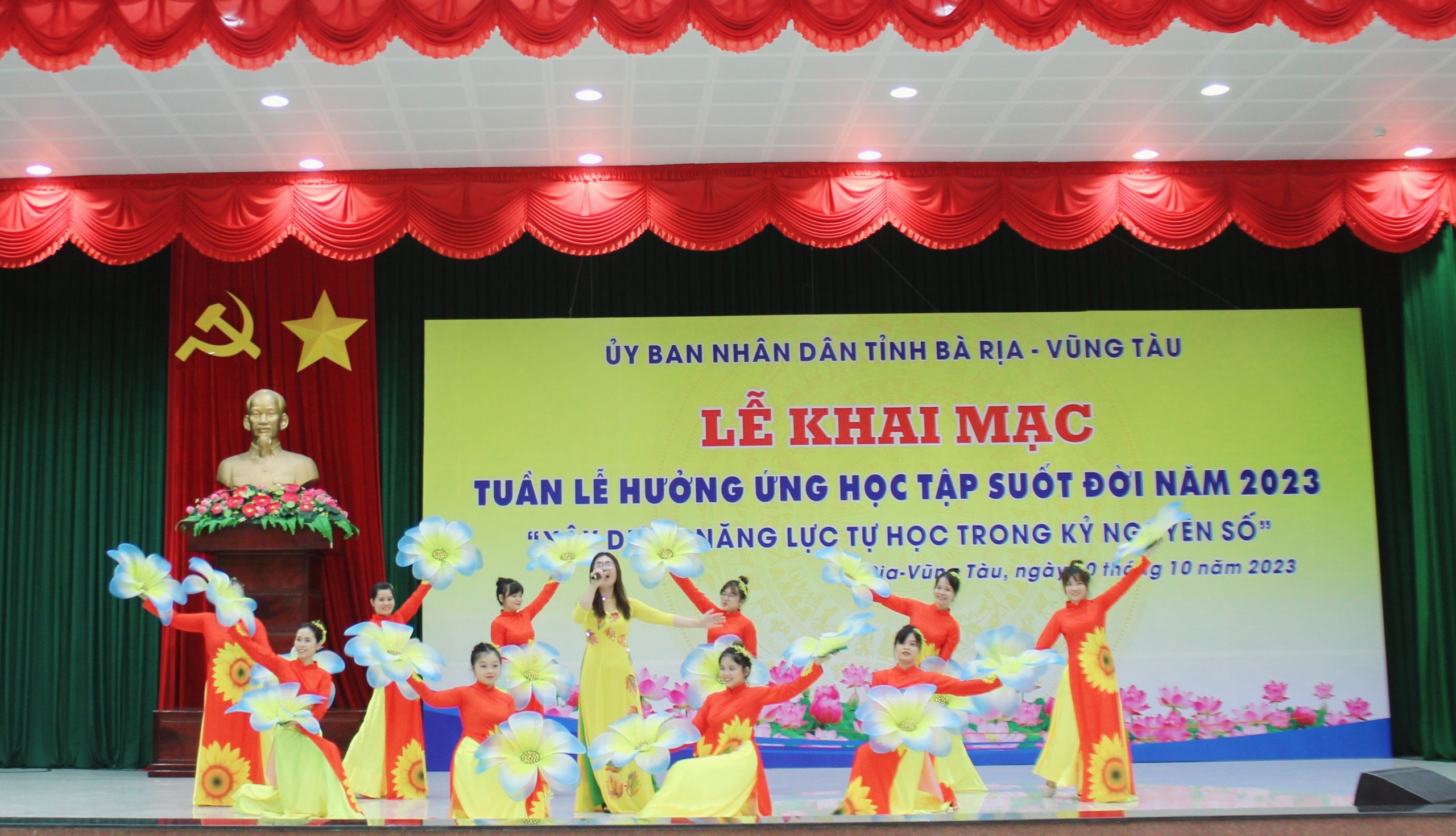 Tiết mục văn nghệ đặc sắc tại Lễ khai mạc.