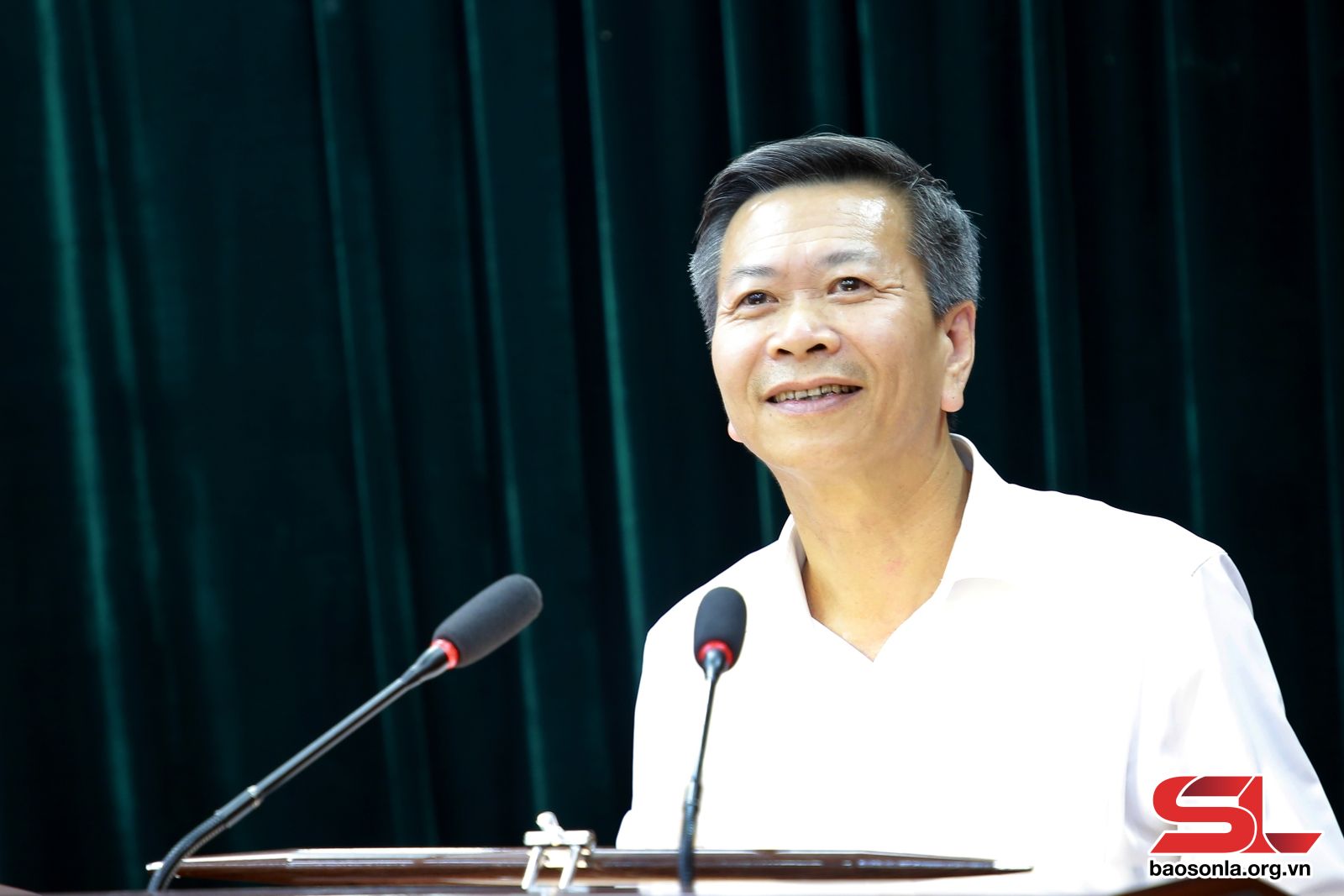 Lãnh đạo Báo Sơn La giới thiệu giao diện mới và các chuyên trang của Báo Sơn La điện tử.