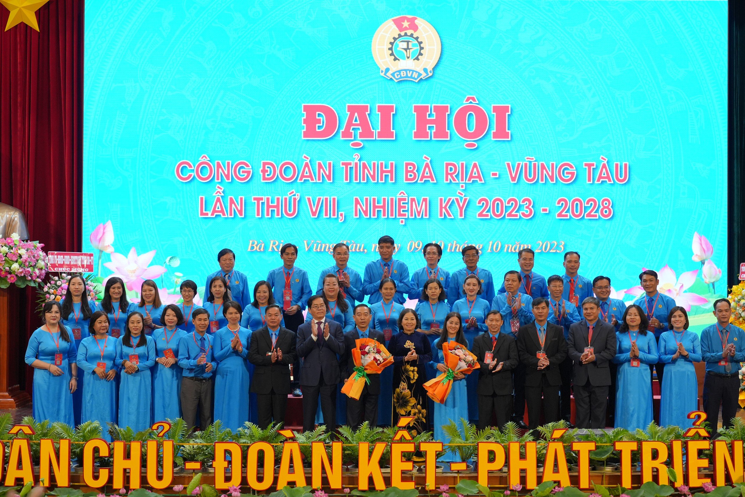 Lãnh đạo tỉnh tặng hoa chúc mừng Ban chấp hành Công đoàn khóa mới.