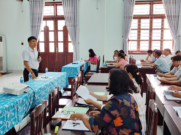 Ông Nguyễn Duy Hiển, Trưởng Ban Tuyên giáo-phong trào, UBMTTQVN tỉnh hướng dẫn chuyên đề Kỹ năng nắm bắt thông tin, tình hình dư luận xã hội; kỹ năng tuyên truyền, vận động quần chúng nhân dân tại lớp học.