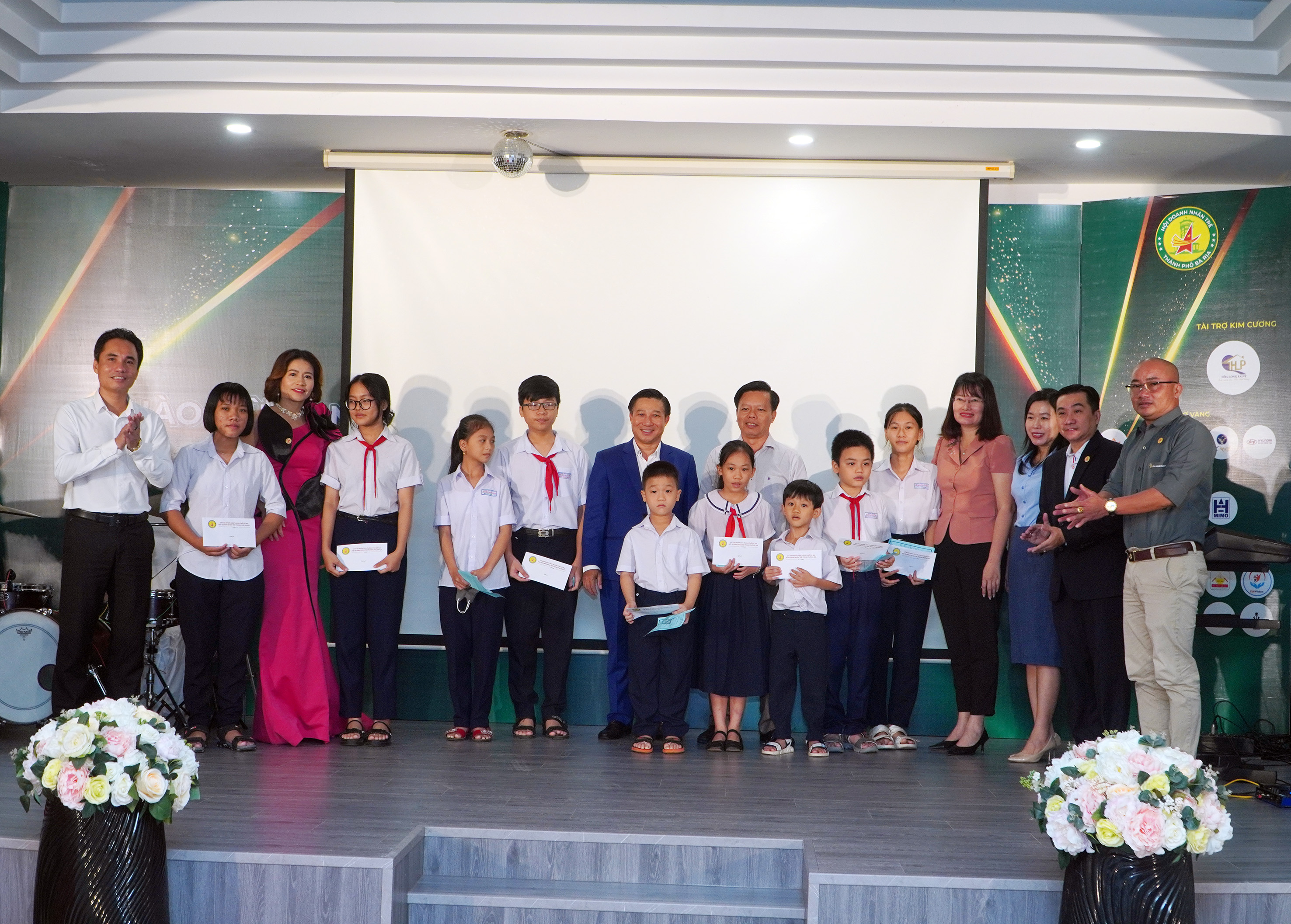 Lãnh đạo Hiệp hội Doanh nhân trẻ tỉnh, lãnh đạo TP. Bà Rịa trao học bổng cho các HS có hoàn cảnh khó khăn vươn lên học tốt tại địa bàn.