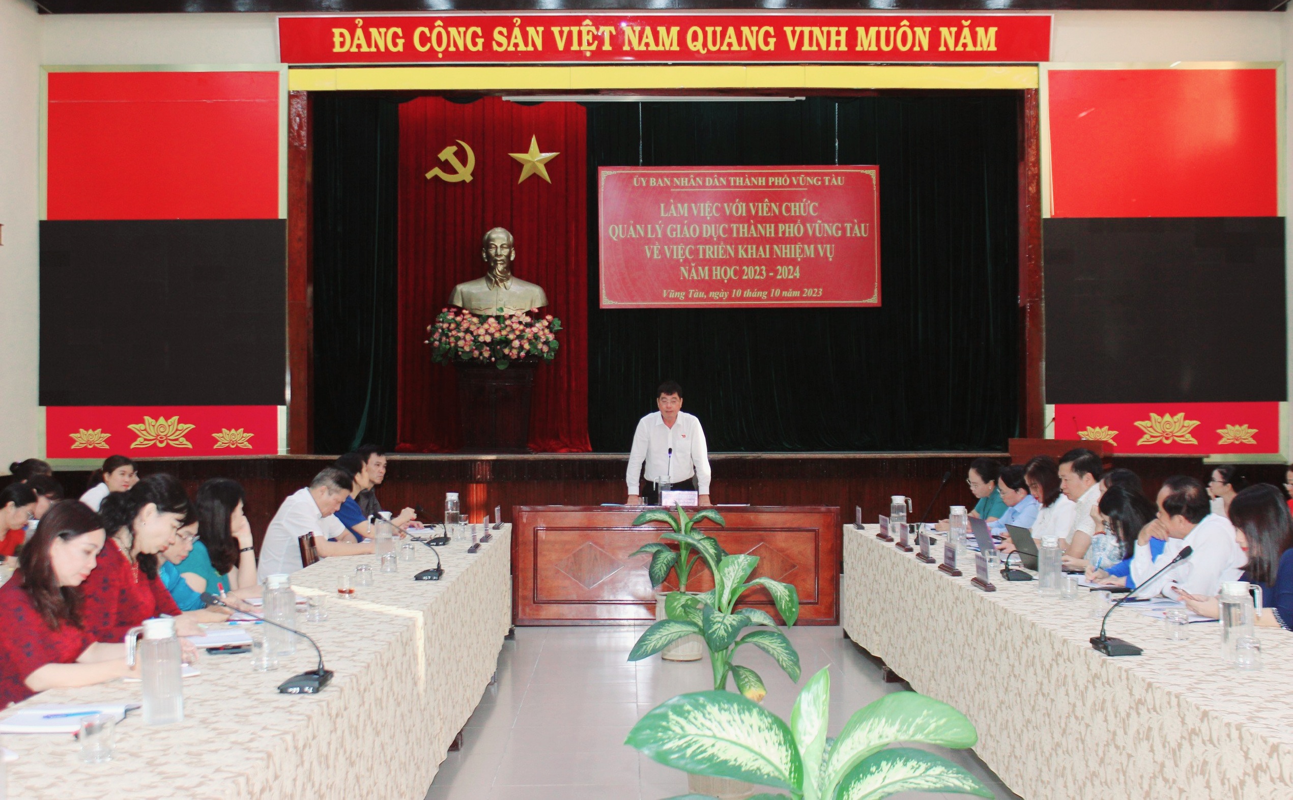 Ông Trần Đình Khoa chủ trì buổi làm việc với viên chức quản lý giáo dục trên địa bàn TP. Vũng Tàu.