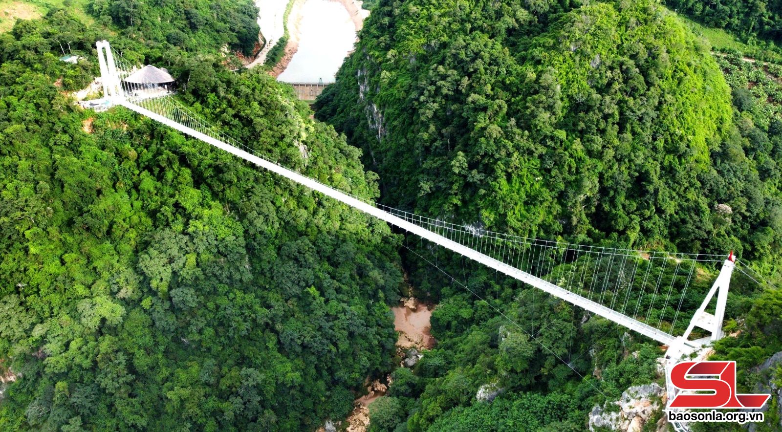 Cầu kính Bạch Long tại Khu du lịch Mộc Châu Island.