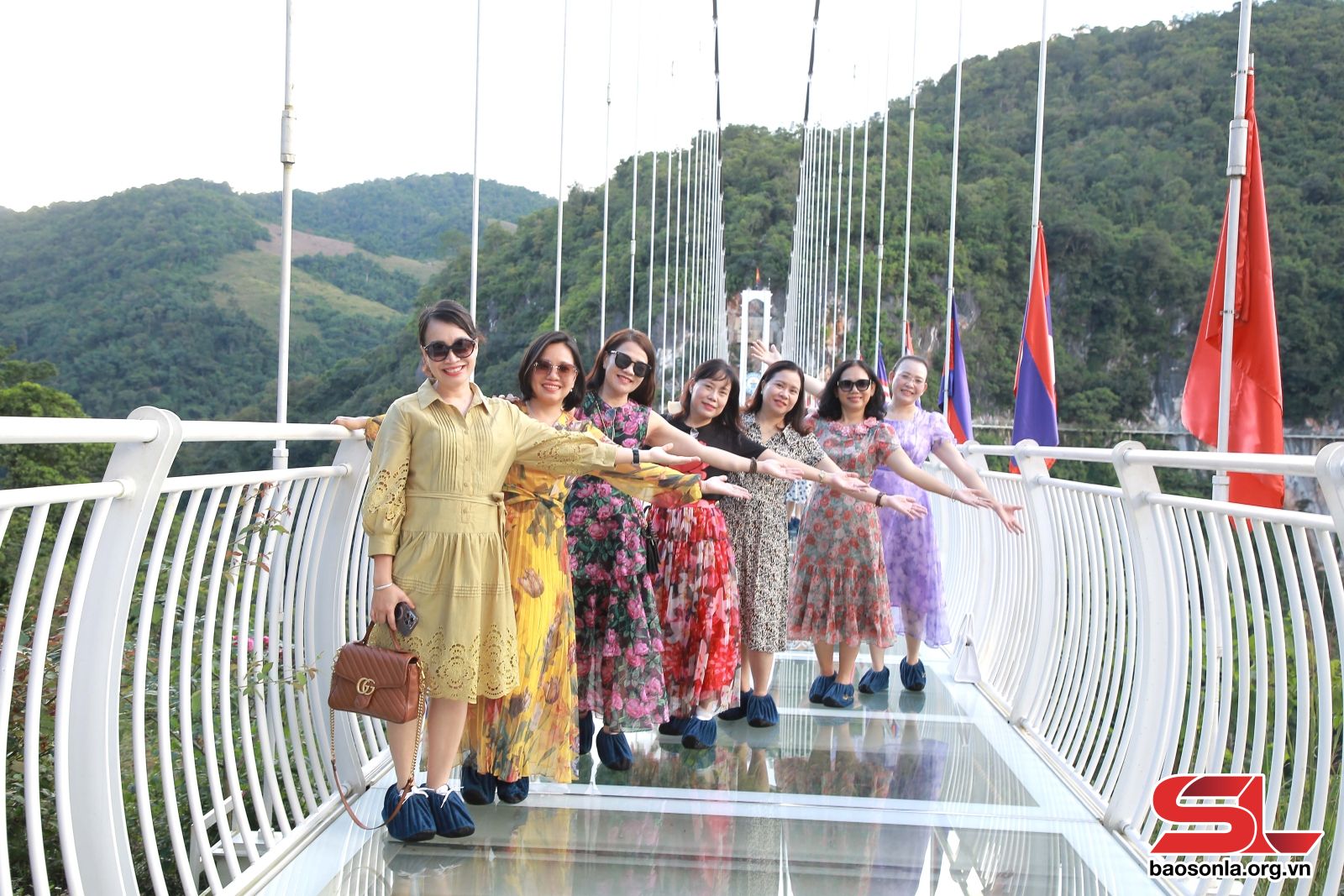 Du khách trải nghiệm Cầu kính Bạch Long.