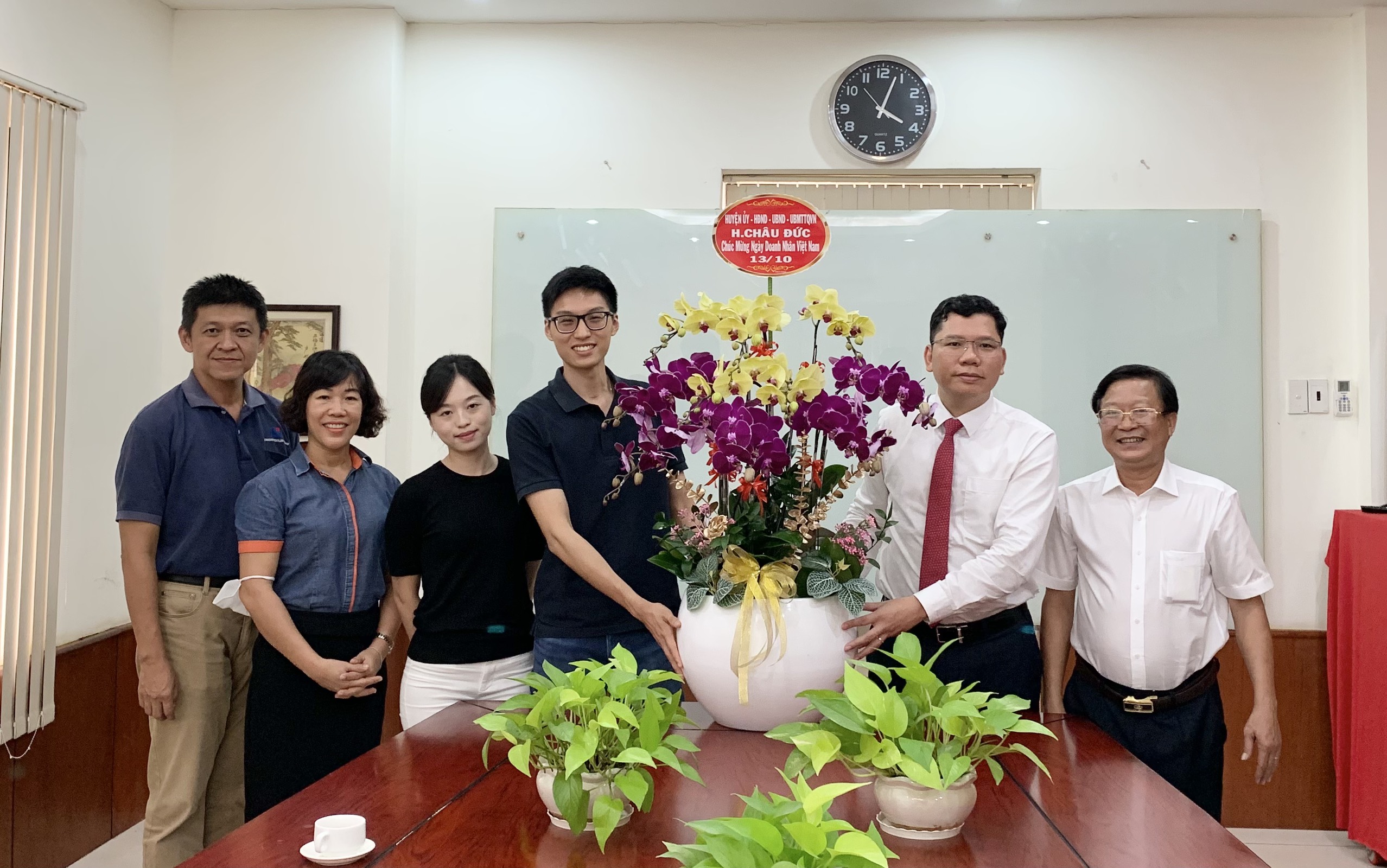 Bí thư Huyện ủy Châu Đức Hoàng Nguyên Dinh (thứ hai từ phải vào) đến thăm, chúc mừng Công ty TNHH Mei Sheng Textiles Việt Nam.