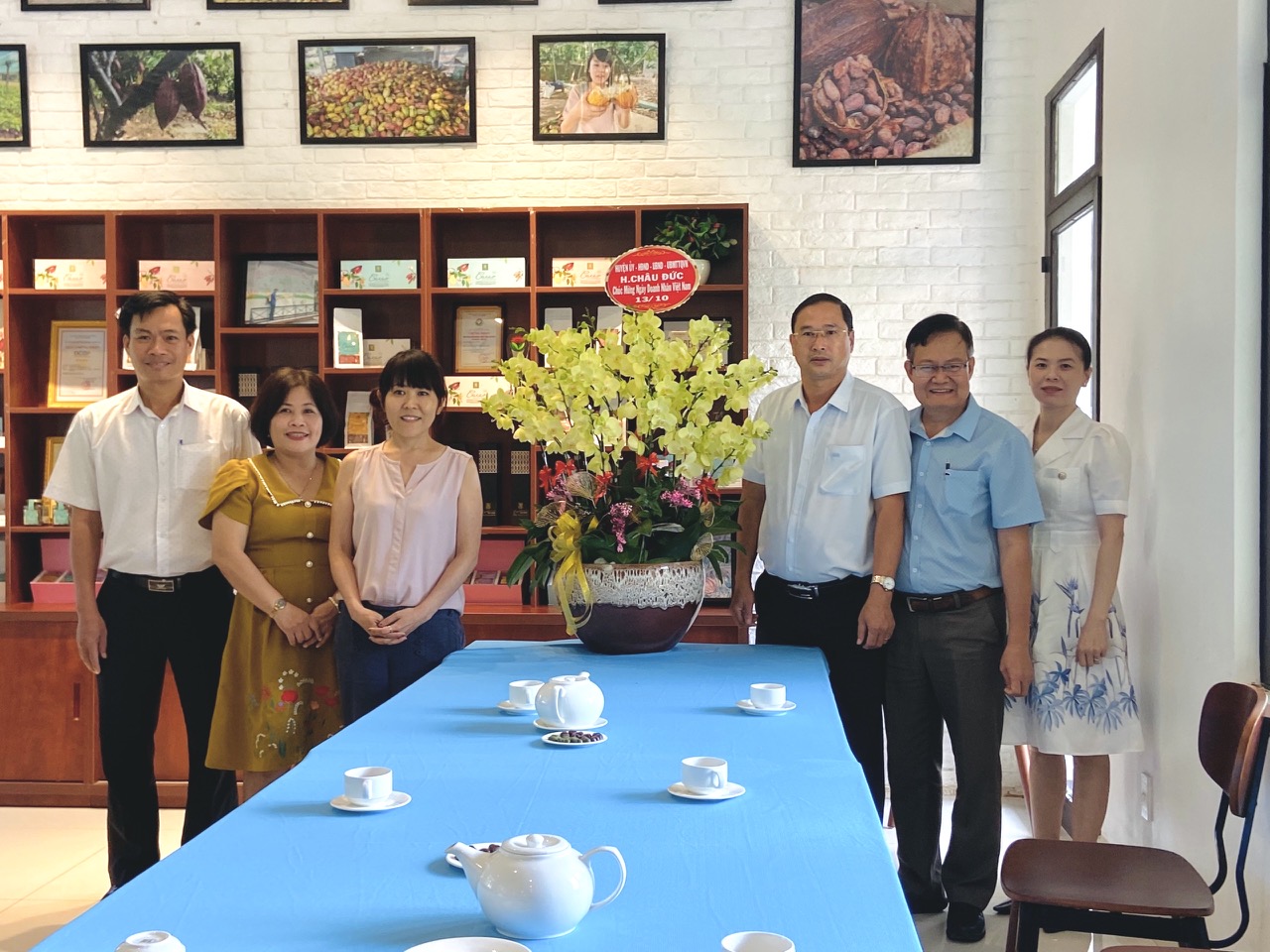 Chủ tịch UBND huyện Châu Đức Nguyễn Tấn Bản (thứ ba từ phải vào) đến thăm, chúc mừng Công ty TNHH Thương mại Binon Ca cao.