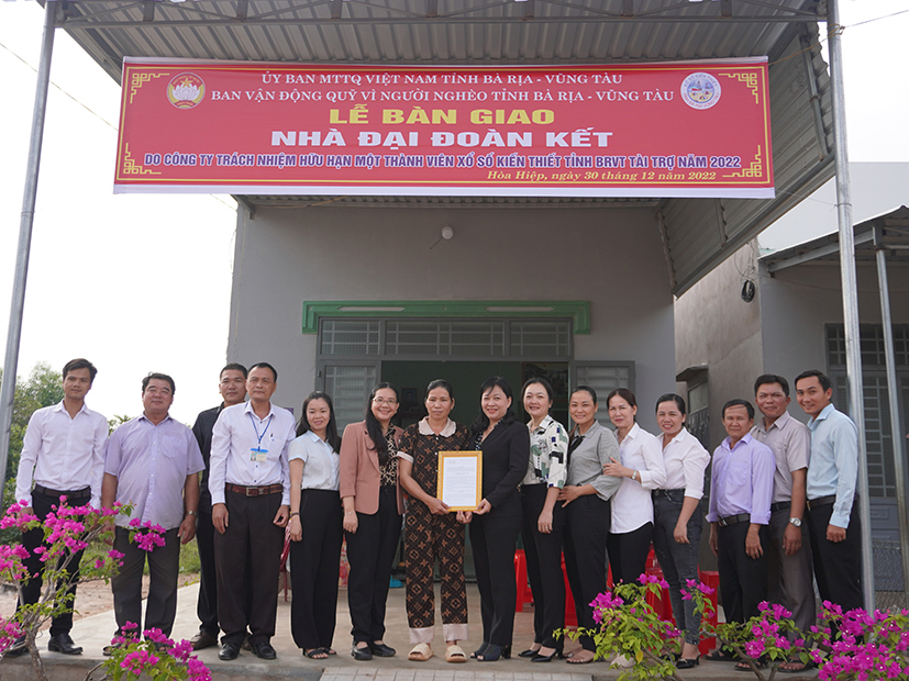 Đại diện Công ty TNHH MTV Xổ số kiến thiết tỉnh phối hợp với UBMTTQ Việt Nam tỉnh trao nhà đại đoàn kết cho người dân.
