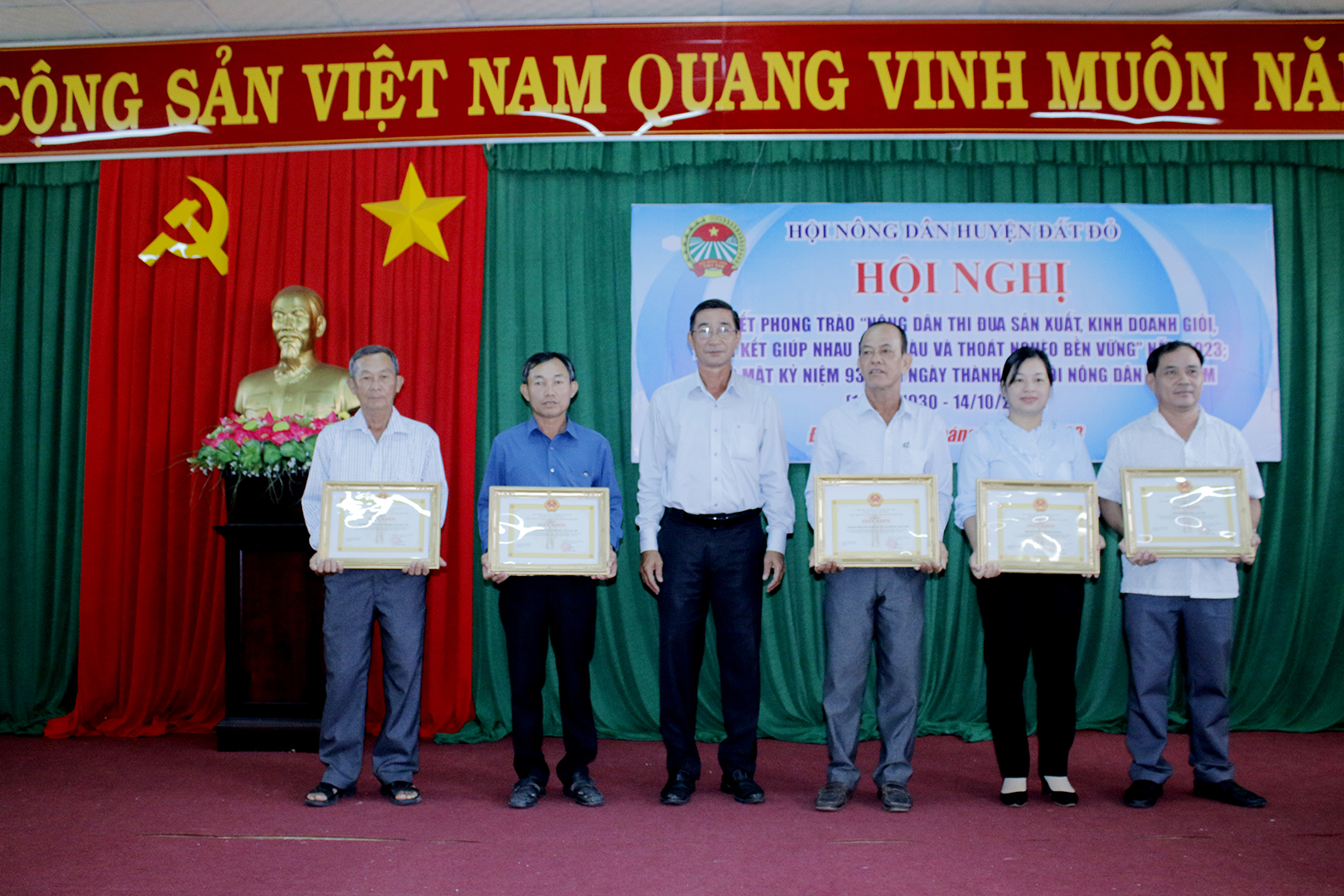 Đại diện lãnh đạo huyện Đất Đỏ tặng Giấy khen cho 5 tập thể có thành tích xuất sắc trong phong trào thi đua sản xuất, kinh doanh giỏi, đoàn kết giúp nhau làm giàu và giảm nghèo bền vững năm 2023.