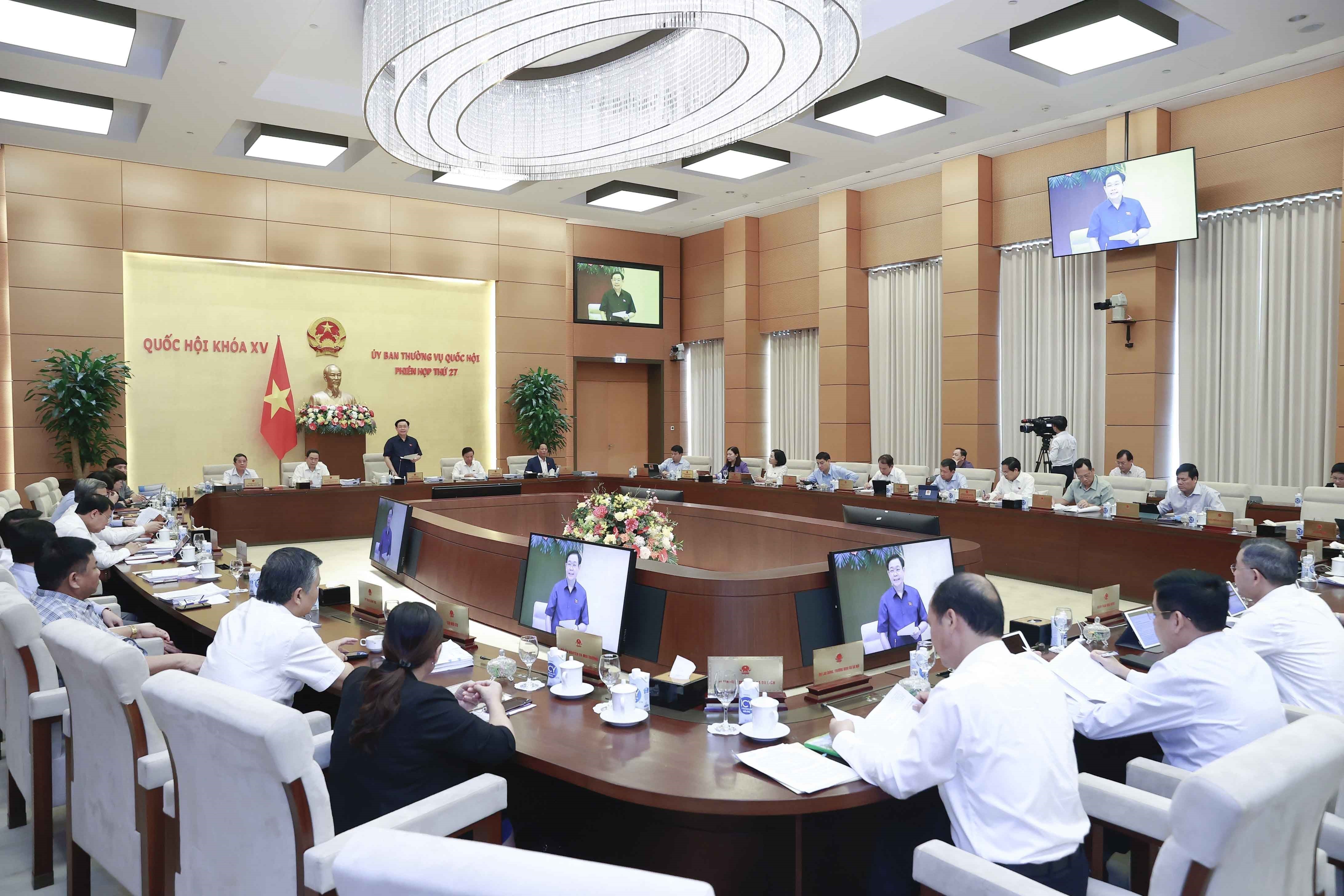 Quang cảnh phiên họp. Ảnh: DOÃN TẤN