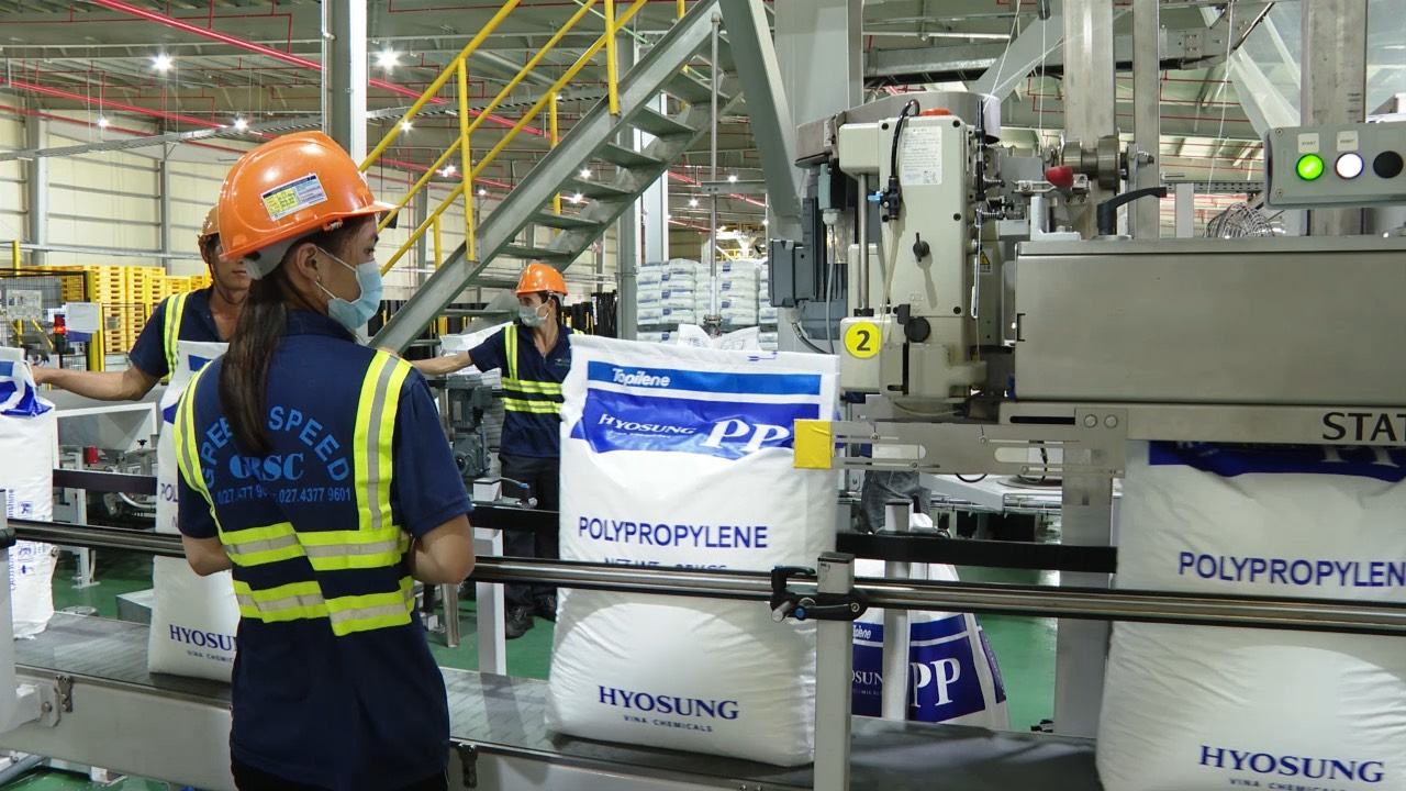 Nhiệm kỳ 2020-2025, kinh tế của tỉnh tiếp tục đà phát triển ổn định, tốc độ tăng trưởng duy trì ở mức khá. Trong ảnh: Sản xuất nhựa PP tại Công ty TNHH hóa chất Hyosung Vina. Ảnh: AN NHẬT