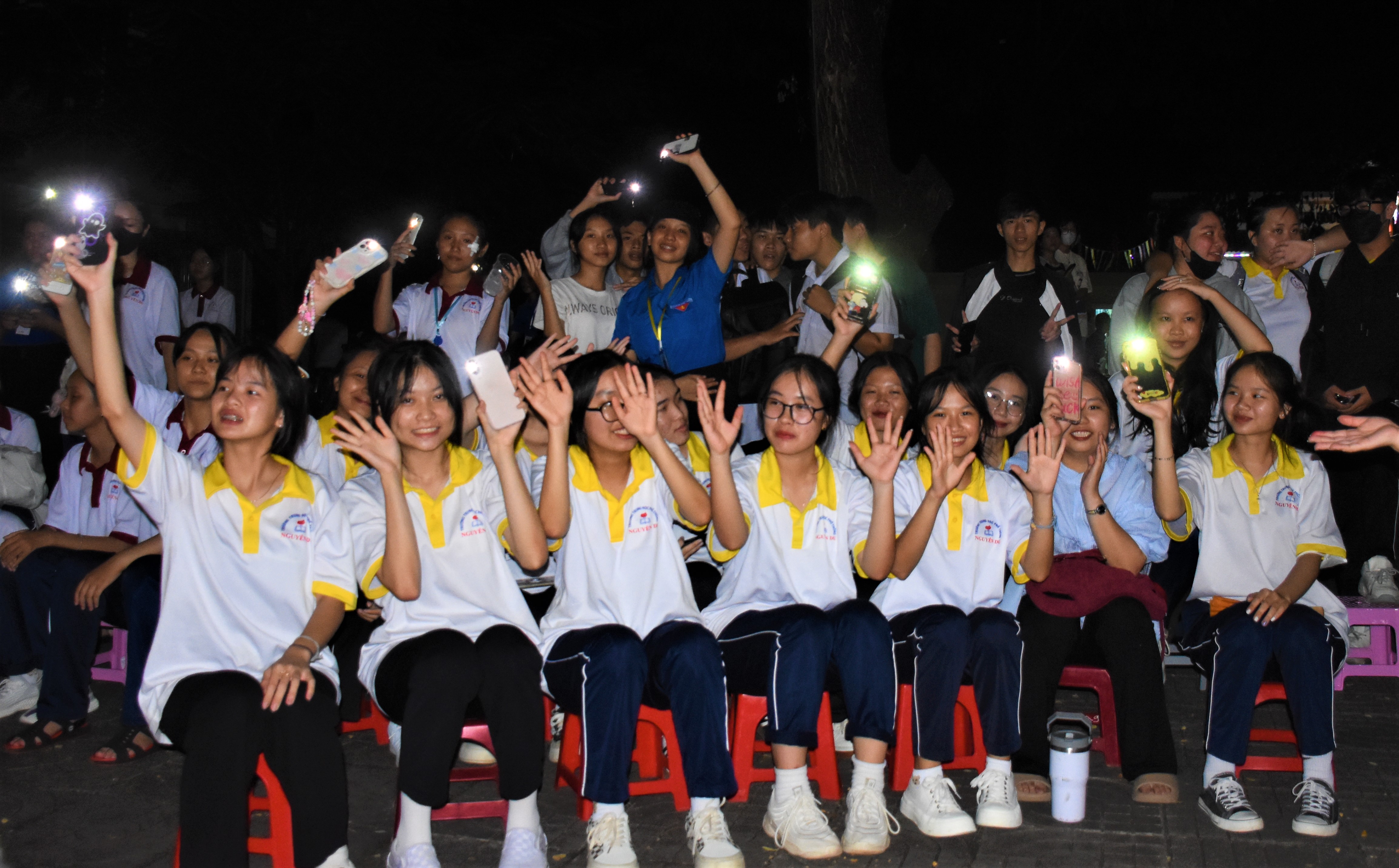 Đông đảo khán giả là các em học sinh thuộc khối trường học trên địa bàn huyện Châu Đức tham gia cổ vũ các đội thi.