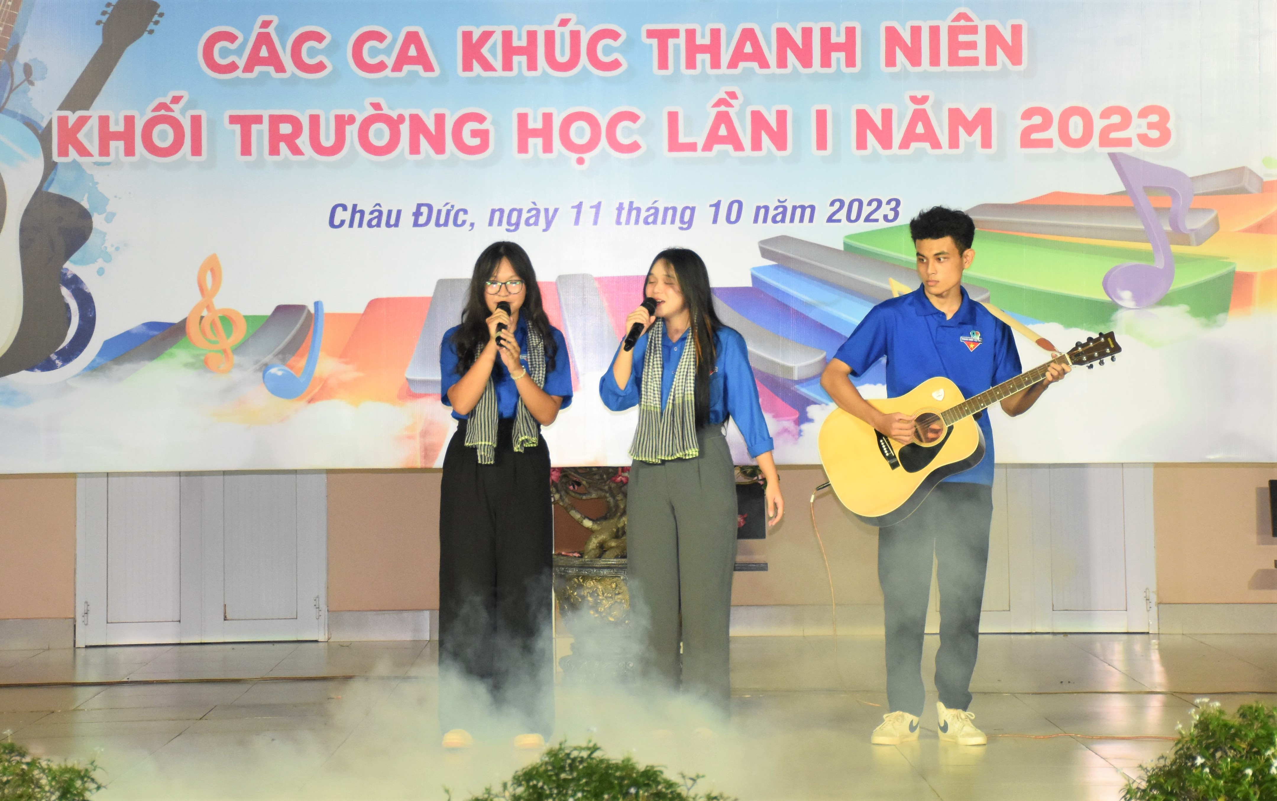 Phần thi mashup truyền cảm được đội thi Trường THPT Nguyễn Trãi trình diễn tại hội thi.