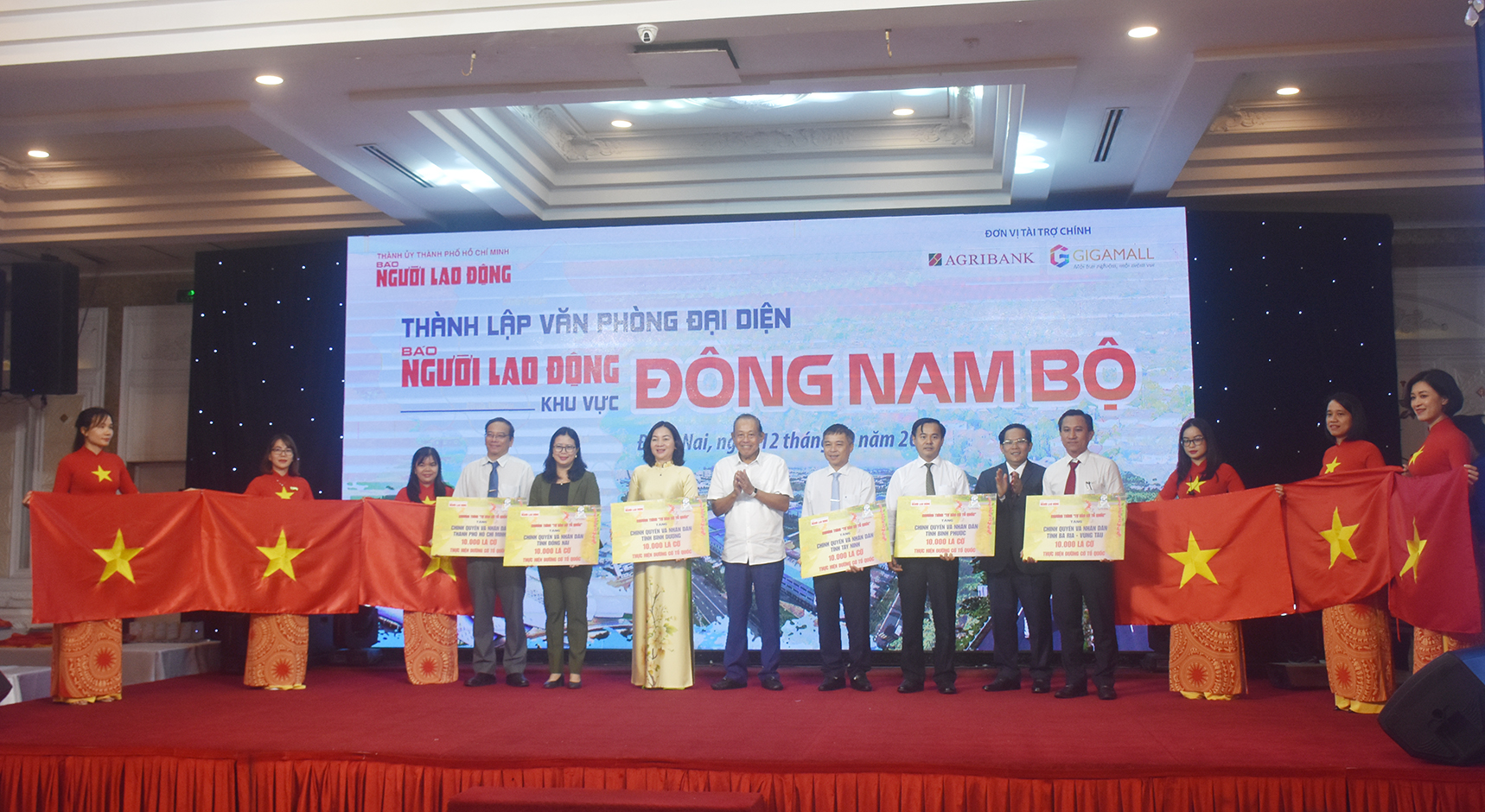 Báo Người Lao Động đã trao 60.000 lá cờ từ Chương trình 