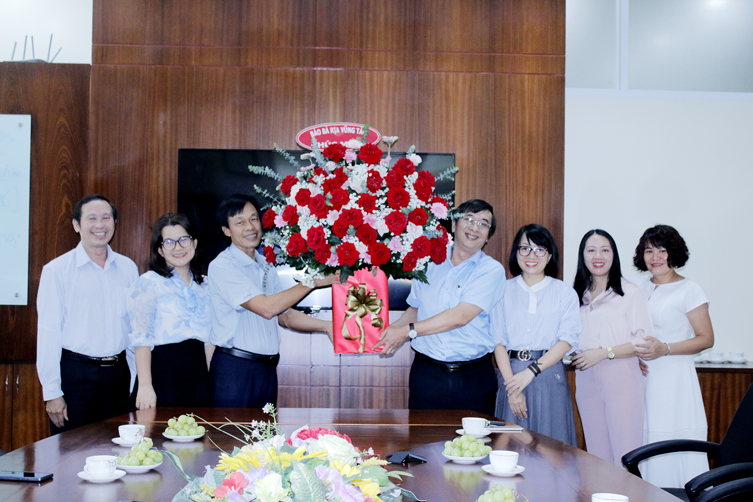 Ông Trương Đức Nghĩa, Phó Tổng Biên tập Báo Bà Rịa - Vũng Tàu tặng hoa chúc mừng Công ty CP Phát triển nhà Bà Rịa-Vũng Tàu.