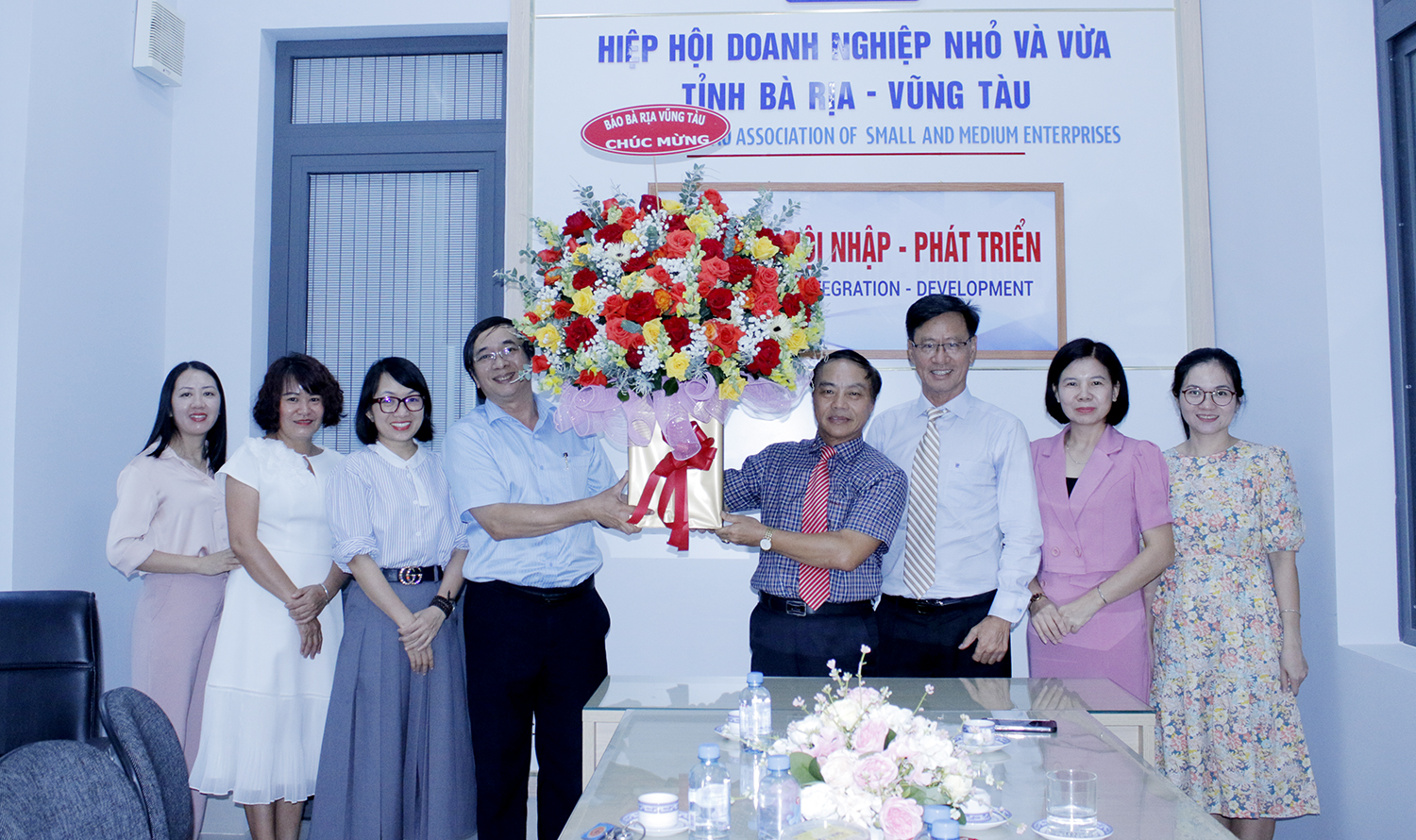 Ông Trương Đức Nghĩa, Phó Tổng Biên tập Báo Bà Rịa - Vũng Tàu tặng hoa chúc mừng Hiệp hội Doanh nghiệp nhỏ và vừa tỉnh.