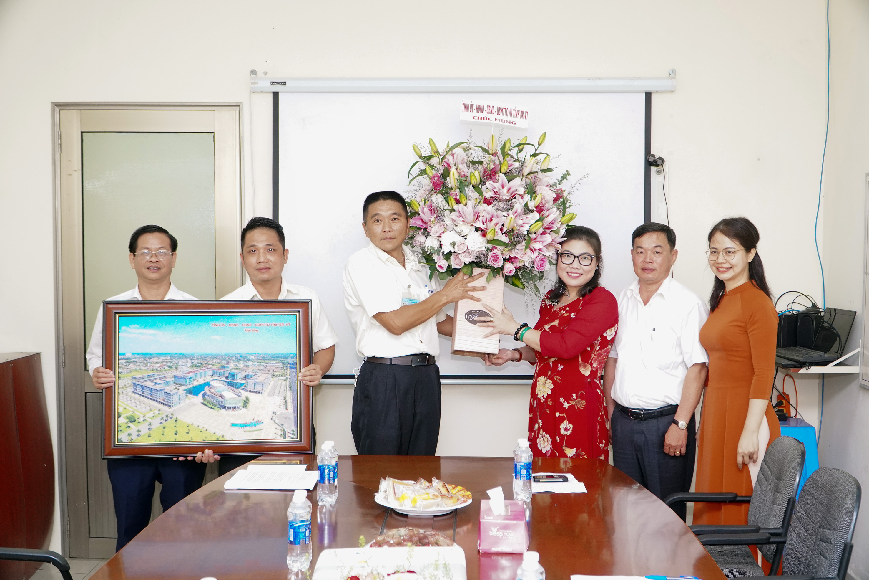 Đoàn lãnh đạo tỉnh thăm, tặng hoa chúc mừng Công ty TNHH Te an Việt Nam.
