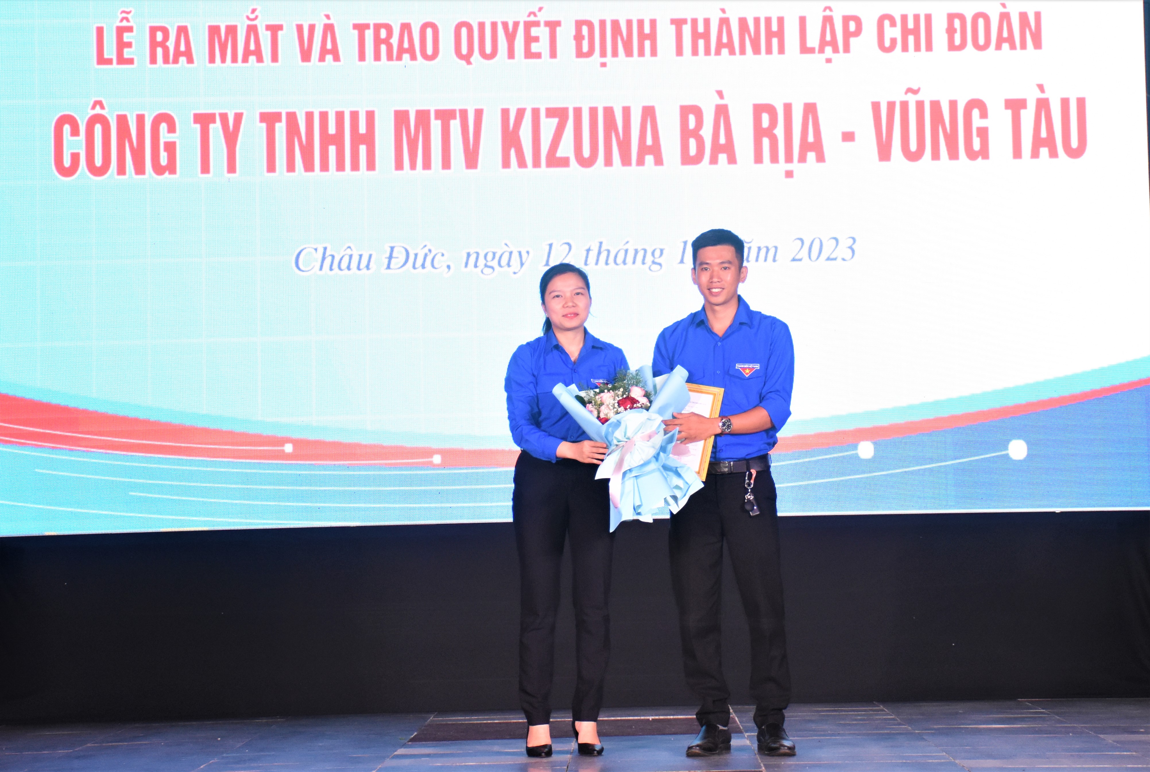 Chị Trần Thị Kim Khánh, Bí thư Huyện Đoàn Châu Đức trao Quyết định thành lập Chi đoàn Công ty TNHH MTV Kizuna Bà Rịa-Vũng Tàu.