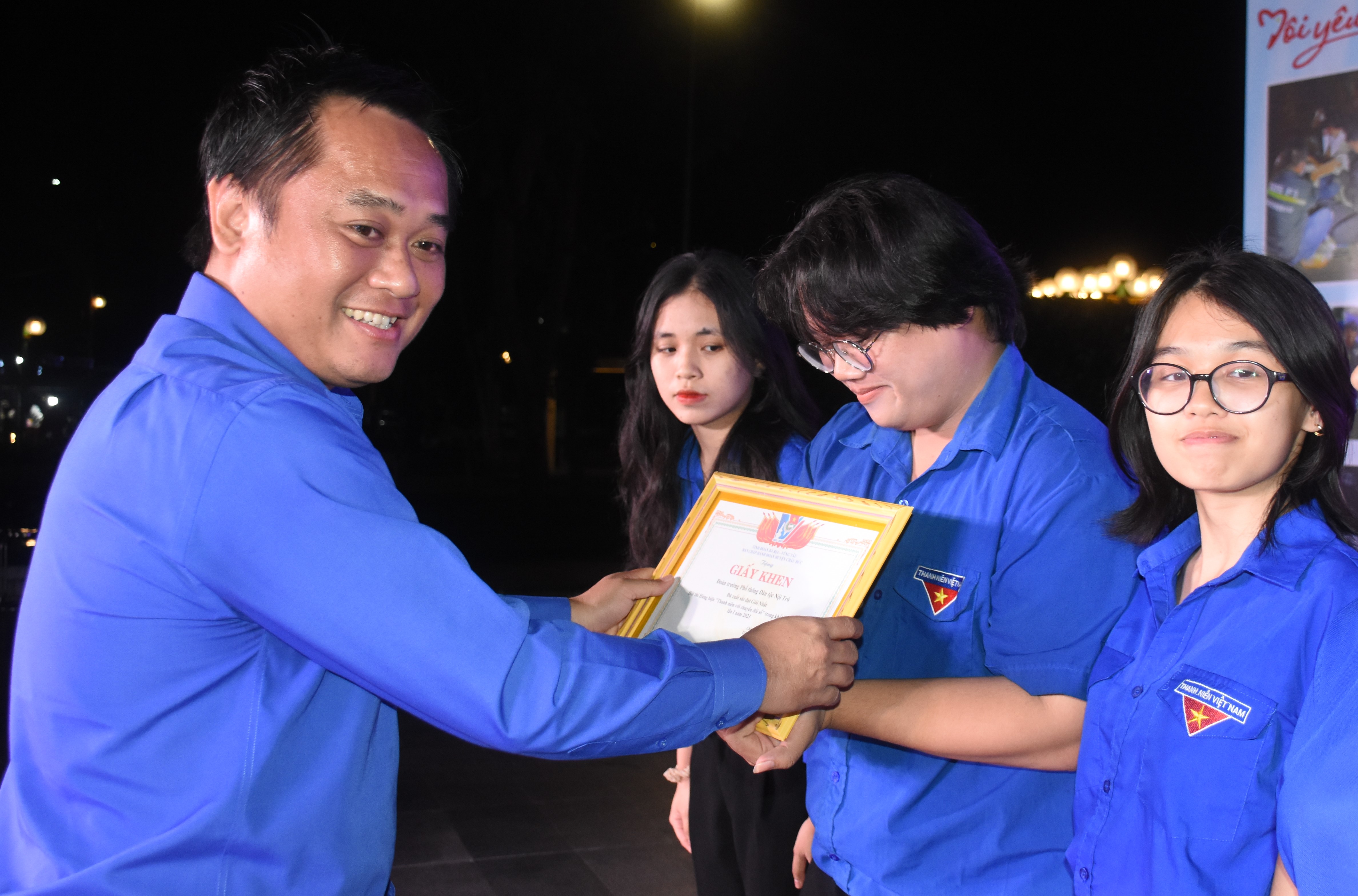 Anh Nguyễn Minh Triết, Phó Bí thư Tỉnh Đoàn, Chủ tịch Hội LHTN Việt Nam tỉnh trao giải cho các đội xuất sắc tham gia hội thi hùng biện thanh niên với chuyển đổi số.