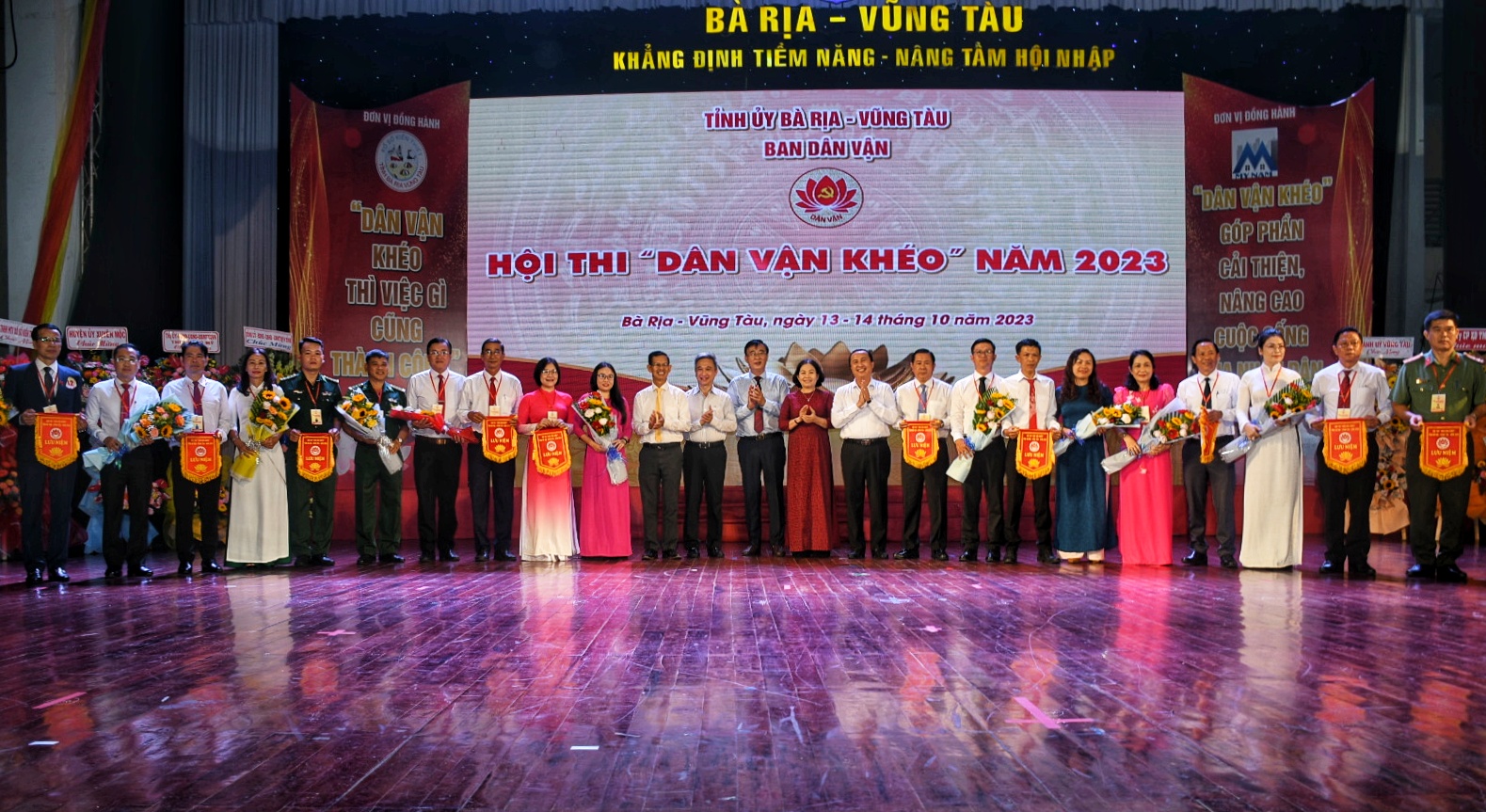 Lãnh đạo Tỉnh ủy, HĐND, UBND tỉnh và Ban Dân vận Tỉnh ủy tặng hoa và cờ lưu niệm cho các đội thi.