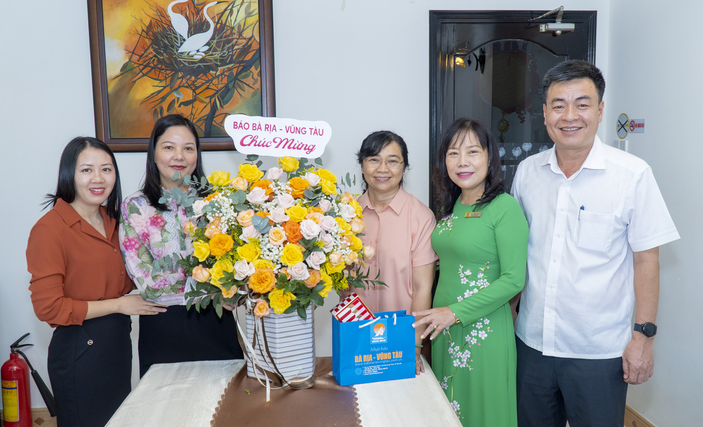Bà Đỗ Nguyễn Hoàng Dung, Quyền Tổng Biên tập Báo Bà Rịa-Vũng Tàu tặng hoa chúc mừng đại diện Nhà hàng Gành Hào.