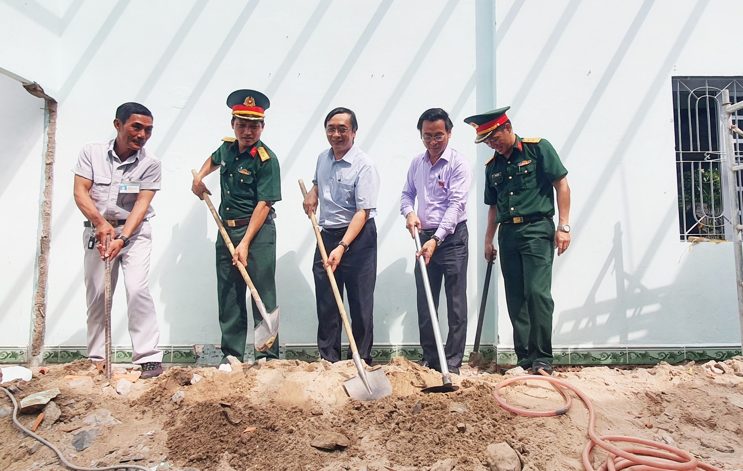 Thiếu tá Bùi Văn Hồng và các đại biểu thực hiện nghi thức khởi công xây dựng nhà.