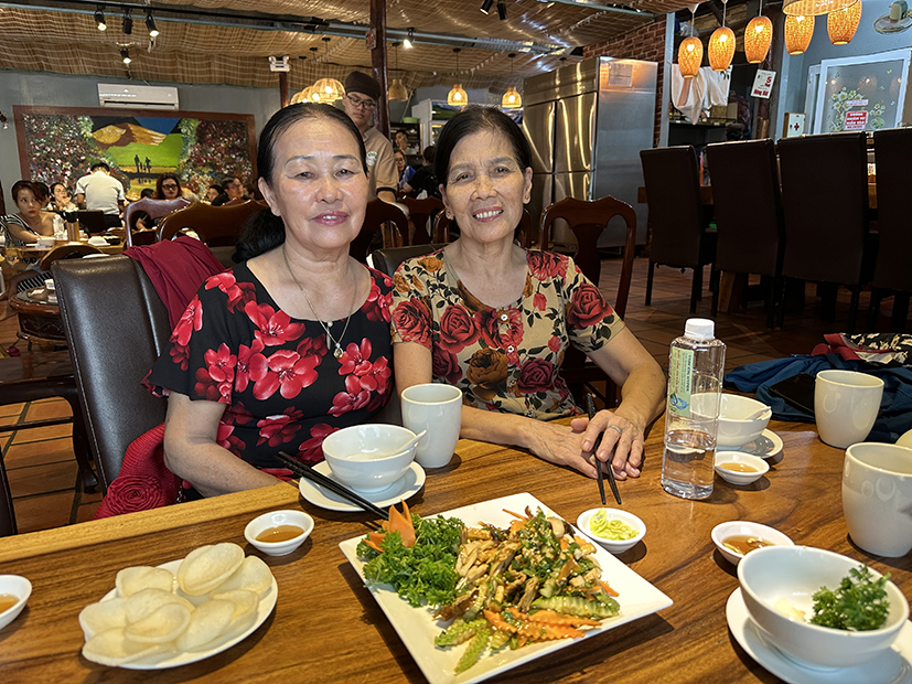 Khách thưởng thức các món ăn tại Nhà hàng Vườn chay.