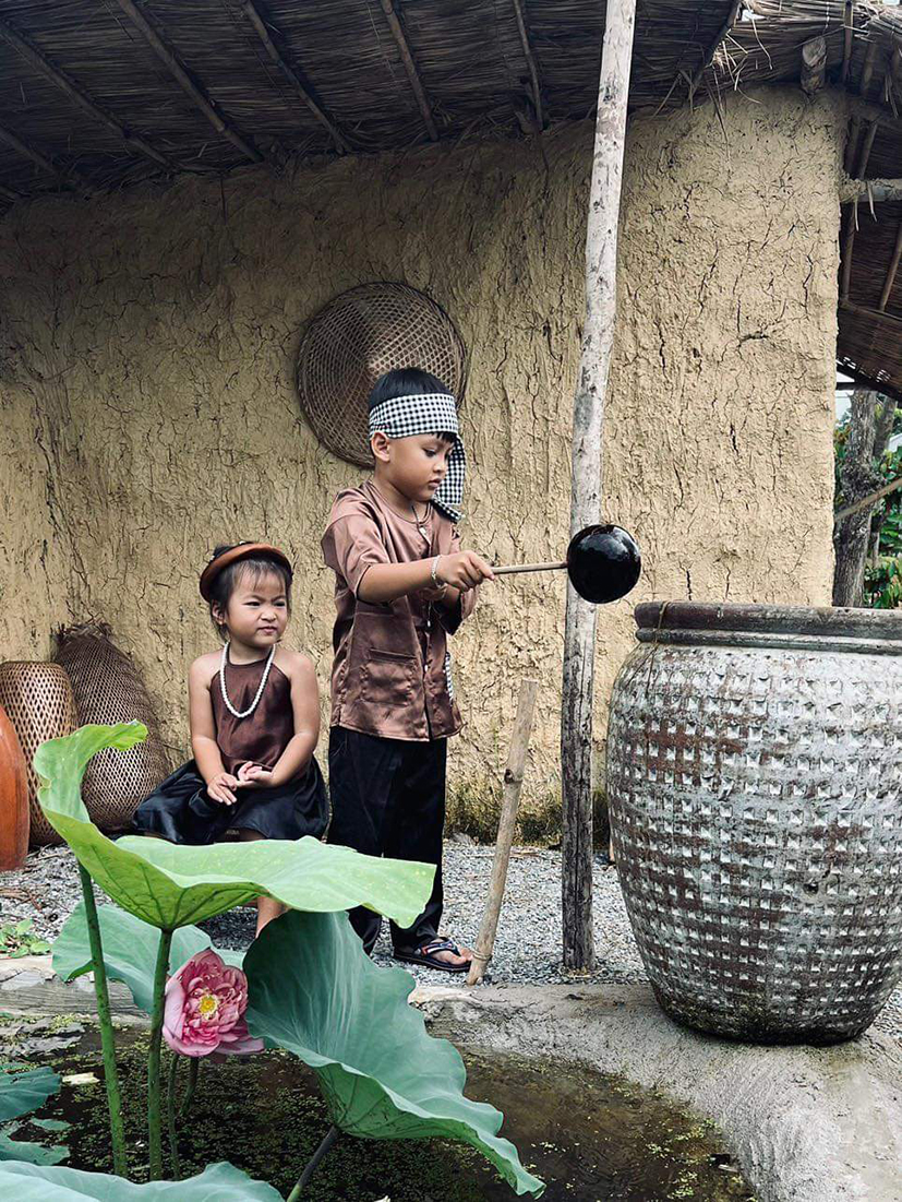 Các em nhỏ trong không gian xưa ở Tân Thủ Thôn.