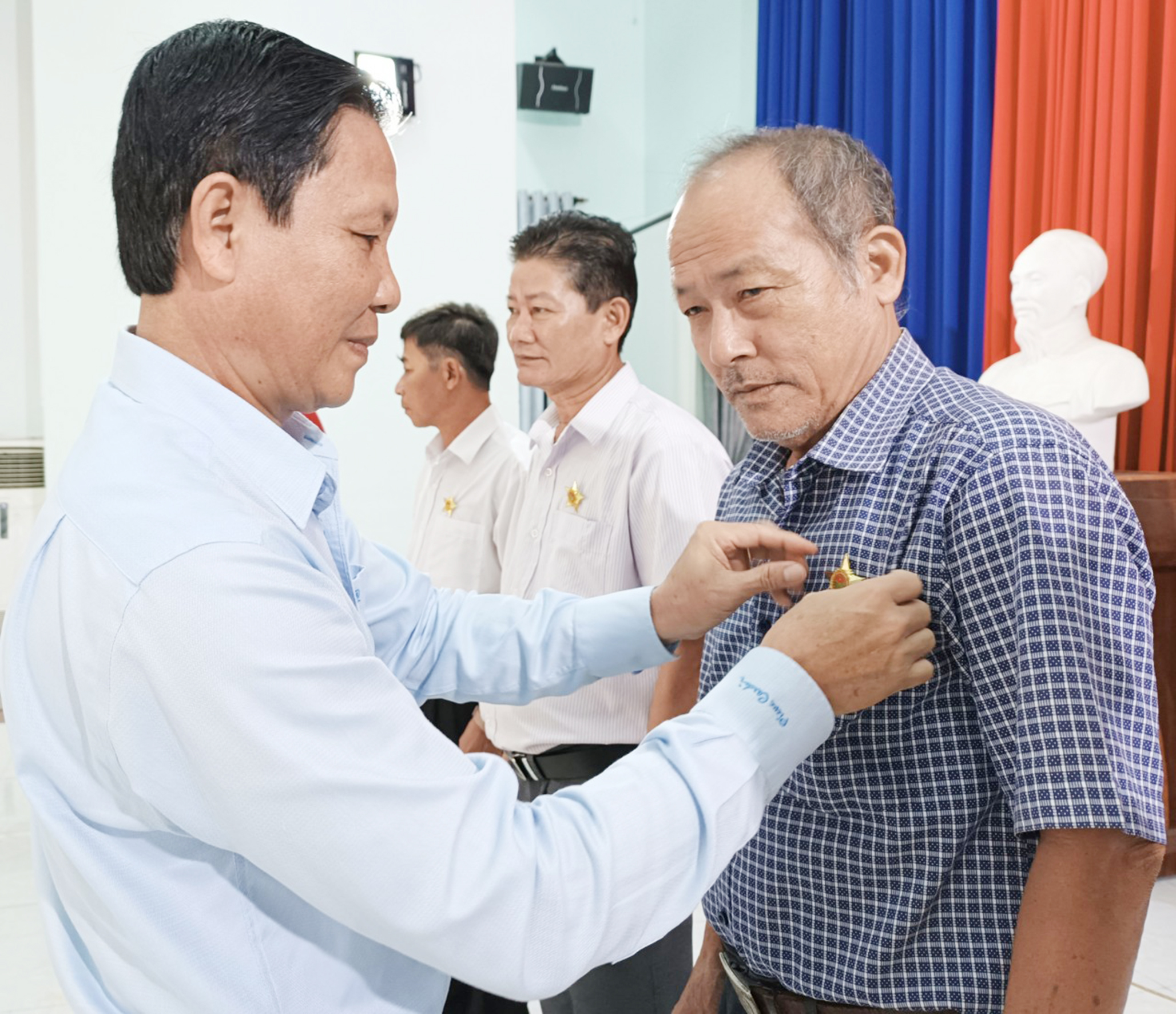 Đại diện Hội Nông dân huyện Xuyên Mộc tặng quà cho học sinh