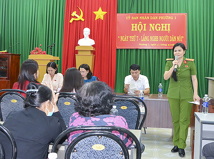 Mô hình Dân vận khéo “Ngày thứ Bảy lắng nghe dân nói” được nhiều địa phương trong tỉnh triển khai đã trở thành cầu nối hữu hiệu giữa chính quyền và người dân. Trong ảnh: “Ngày thứ Bảy lắng nghe dân nói” ở phường 1, TP. Vũng Tàu.