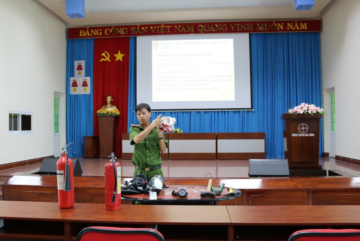 Cán bộ cảnh sát PCCC hướng dẫn cách sử dụng mặt nạ để thoát khỏi đám cháy