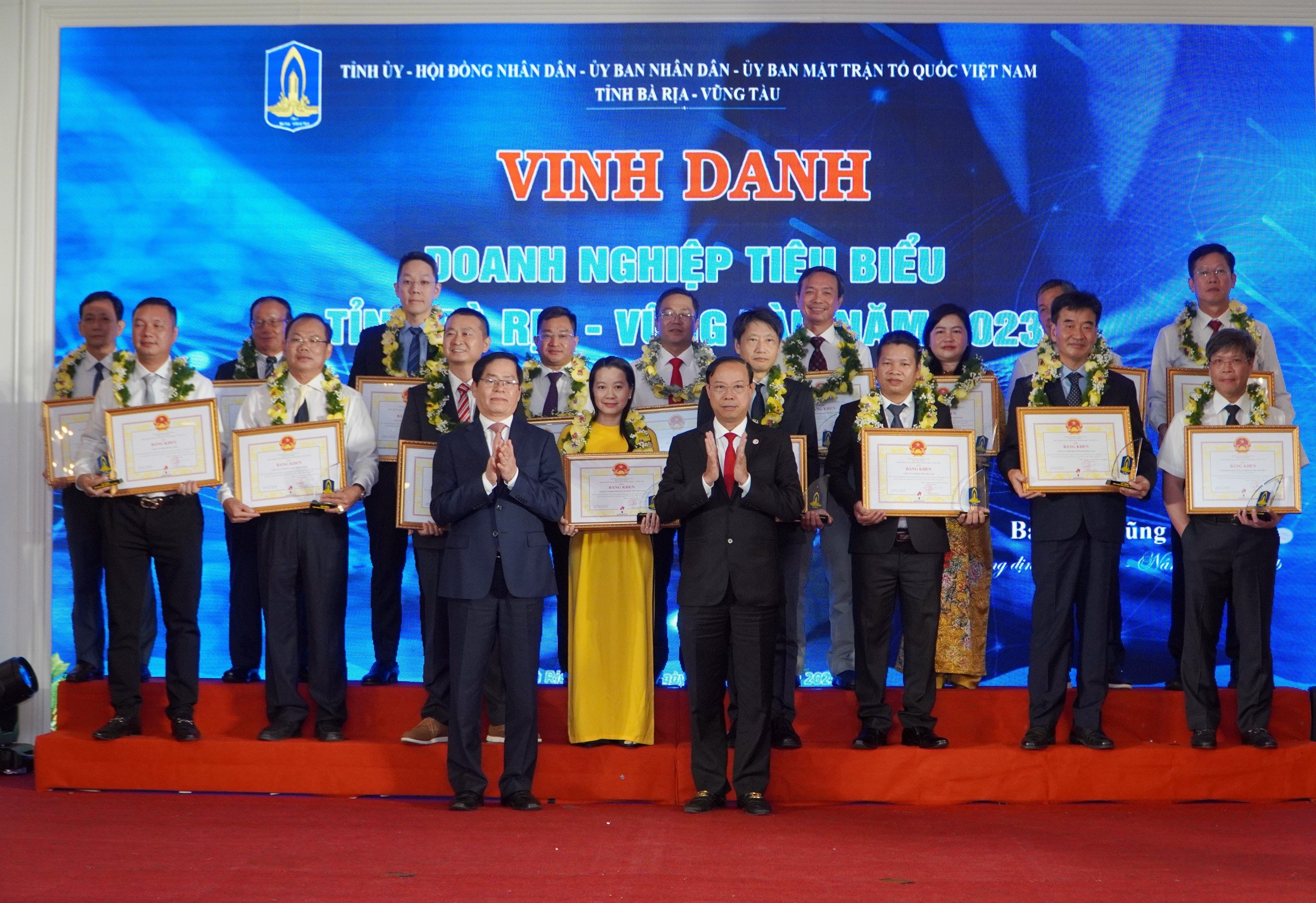 Ông Phạm Viết Thanh, Ủy viên Trung ương Đảng, Bí thư Tỉnh ủy, Chủ tịch HĐND tỉnh; ông Nguyễn Văn Thọ, Chủ tịch UBND tỉnh trao Bằng khen của UBND tỉnh vinh danh các doanh nhân. 