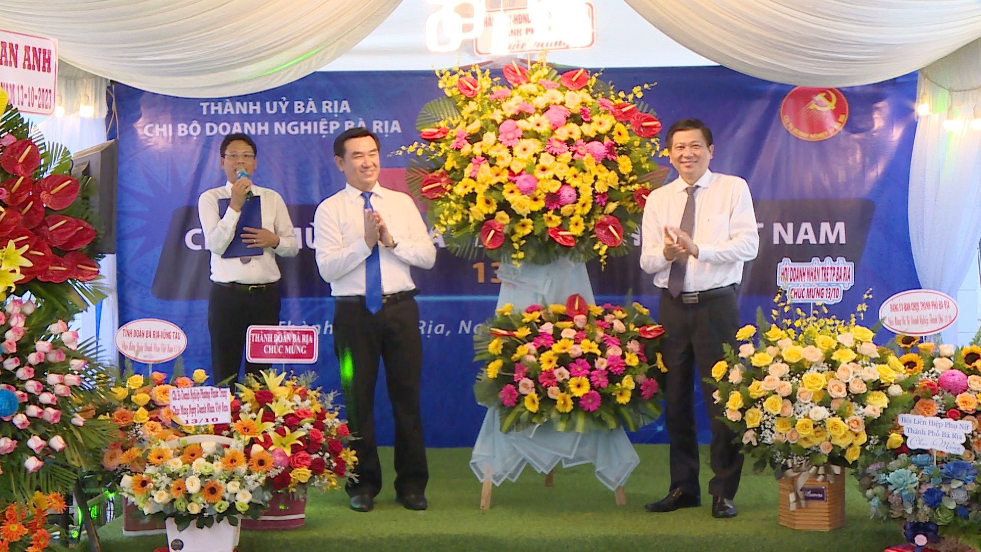 Bí thư Thành ủy Bà Rịa Trần Văn Tuấn tặng hoa chúc mừng Chi bộ Doanh nghiệp Bà Rịa 