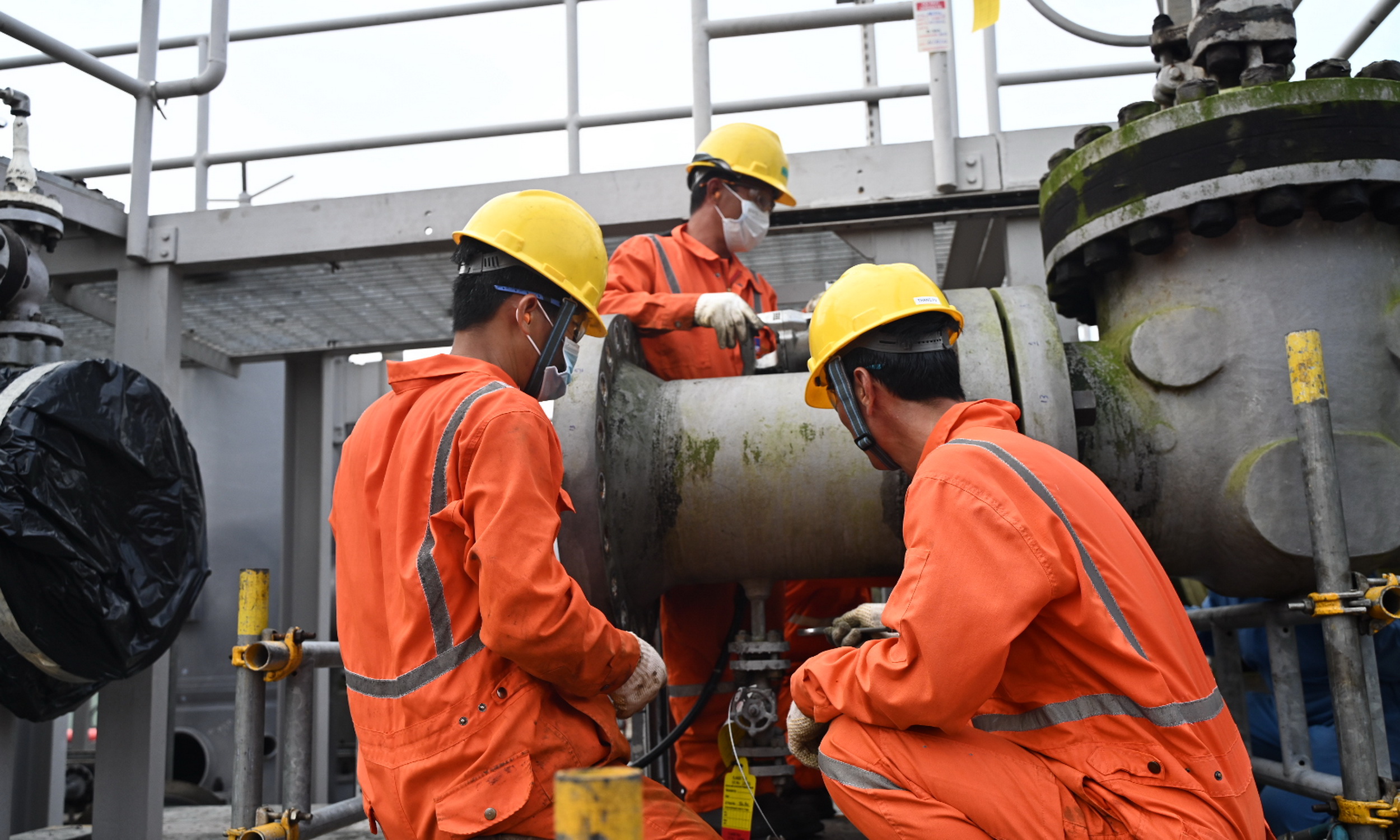 Người lao động Tổng Công ty Khí Việt Nam thực hiện bảo dưỡng sửa chữa Hệ thống khí Nam Côn Sơn 1. 