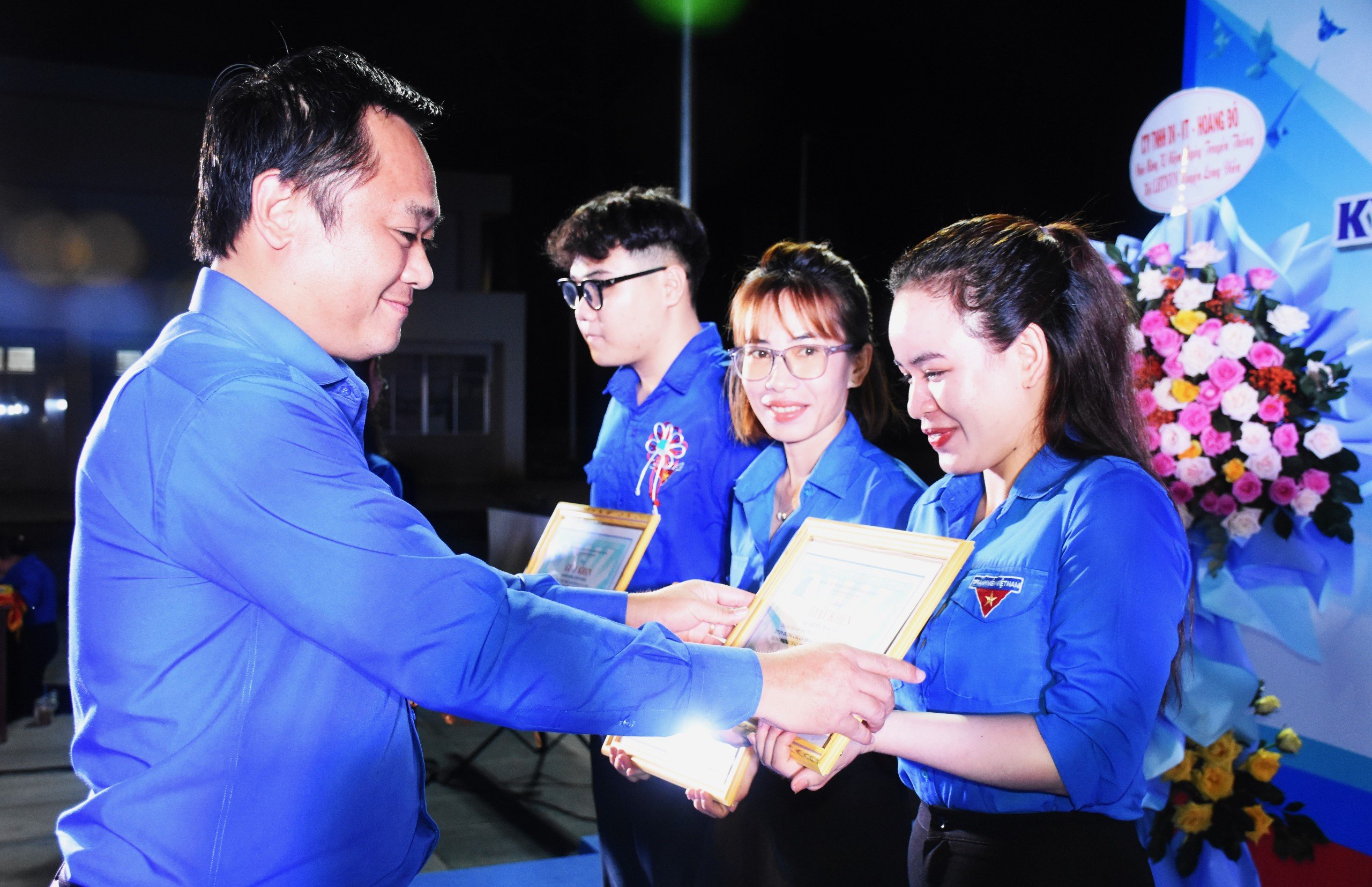 Anh Nguyễn Minh Triết, Phó Bí thư Tỉnh Đoàn, Chủ tịch Hội LHTN Việt Nam tỉnh trao Giấy khen tuyên dương các cá nhân tiêu biểu trong phong trào 