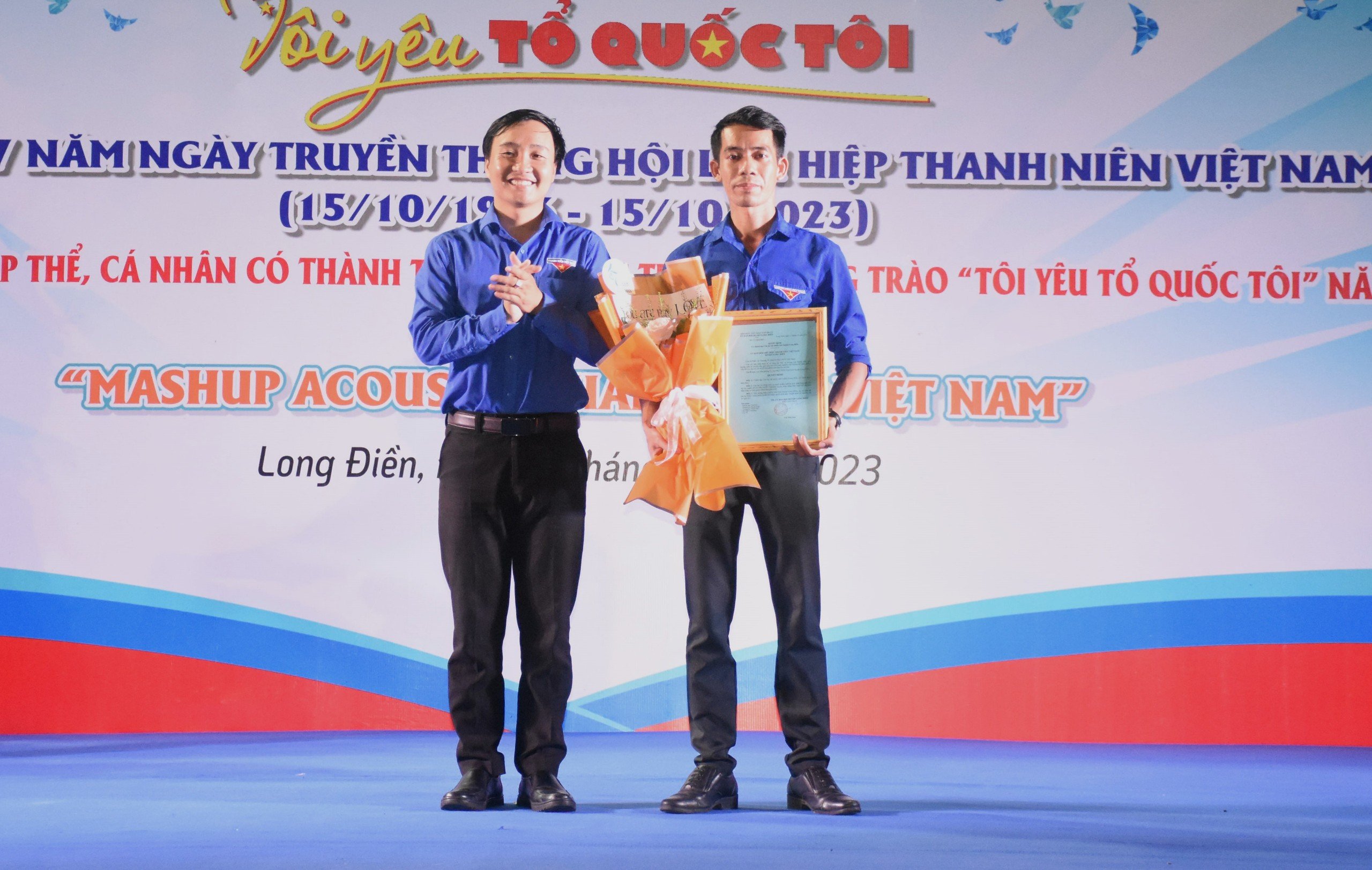 Anh Vũ Tiến Sơn, Phó Chủ tịch Hội LHTN Việt Nam huyện Long Điền trao Quyết định thành lập và ra mắt CLB Nhiếp ảnh huyện