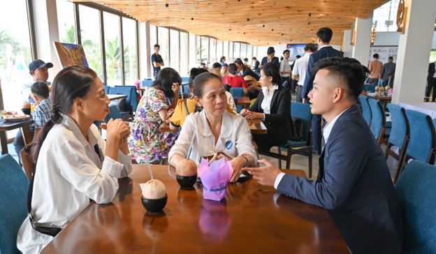 Khách hàng tham dự sự kiện được trải nghiệm thực tế tầm nhìn view biển trải dài đến 600m của dự án, nghe Chuyên viên kinh doanh tư vấn CSBH cũng như thưởng thức ẩm thực đặc sản của TP.Vũng Tàu.
