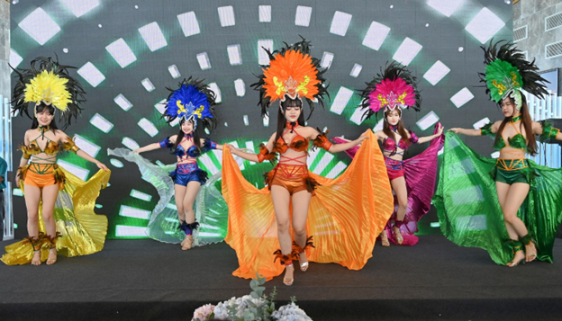 Màn múa carnival sôi động, đầy màu sắc tại sự kiện trải nghiệm The Alaric, Home club - nơi đong đầy cảm xúc chào đón khách hàng.