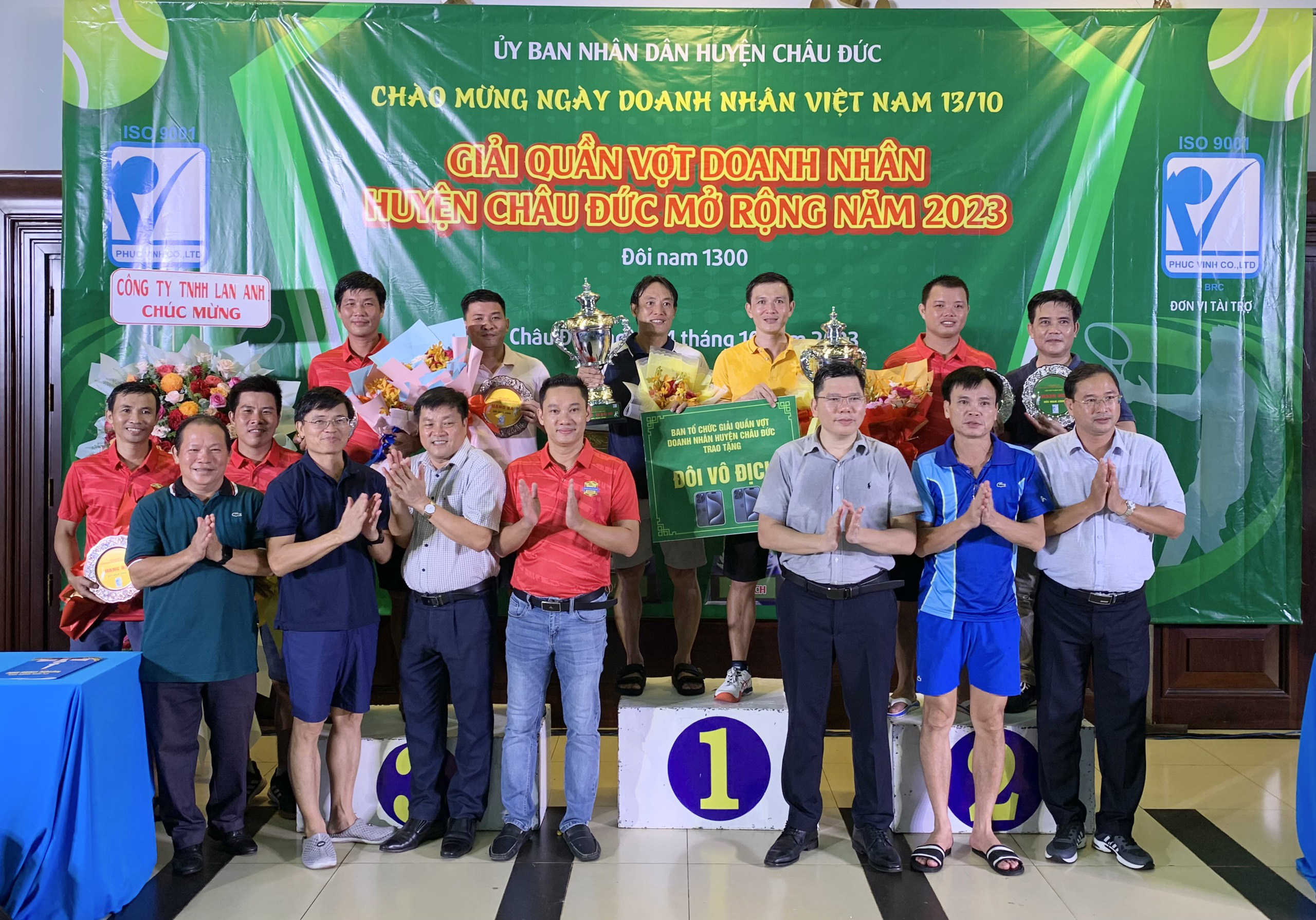 Lãnh đạo huyện Châu Đức trao giải cho các VĐV đạt thành tích cao tại giải.