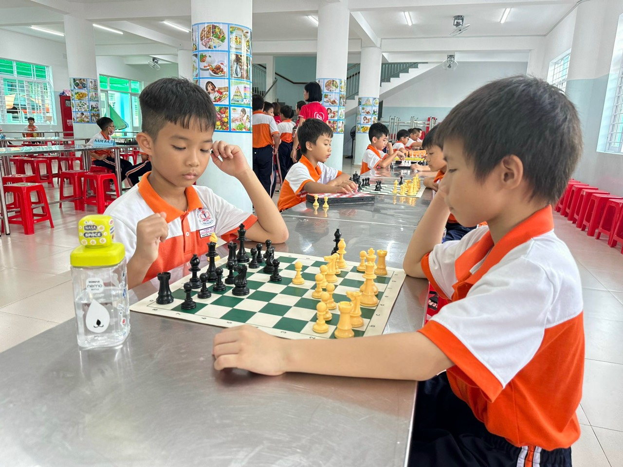 Các VĐV tham gia thi đấu môn cờ vua.
