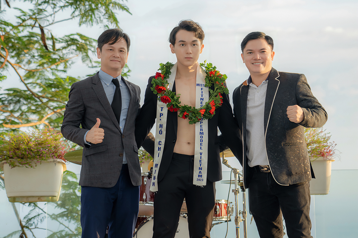 Ông Đậu Thế Anh, Tổng Giám đốc Hồ Mây Park (bìa trái) trao sash cho thí sinh