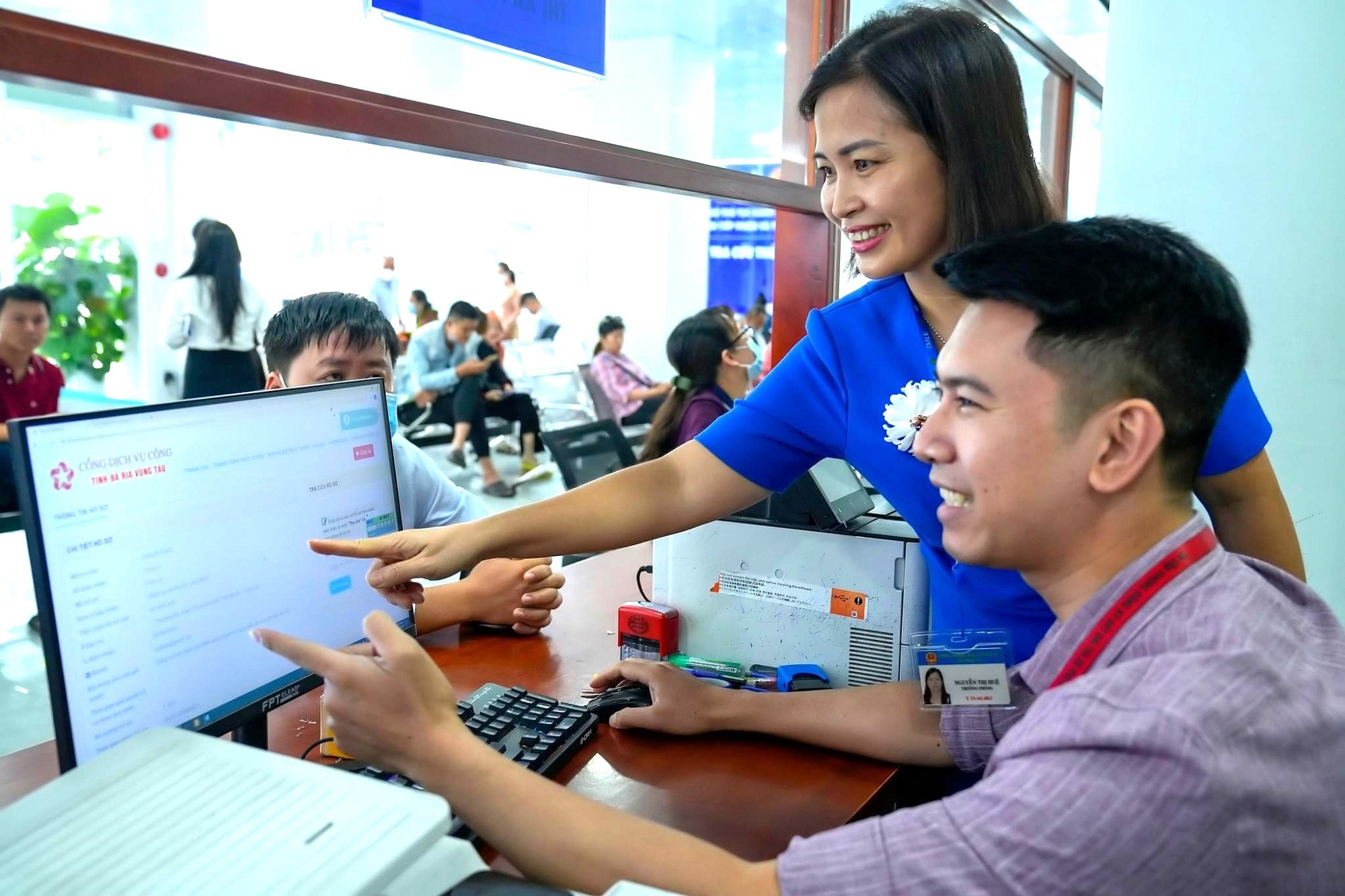 Đoàn kiểm tra CCHC của tỉnh kiểm tra DVC trực tuyến tại Bộ phận Tiếp nhận và Trả kết quả UBND TX. Phú Mỹ.