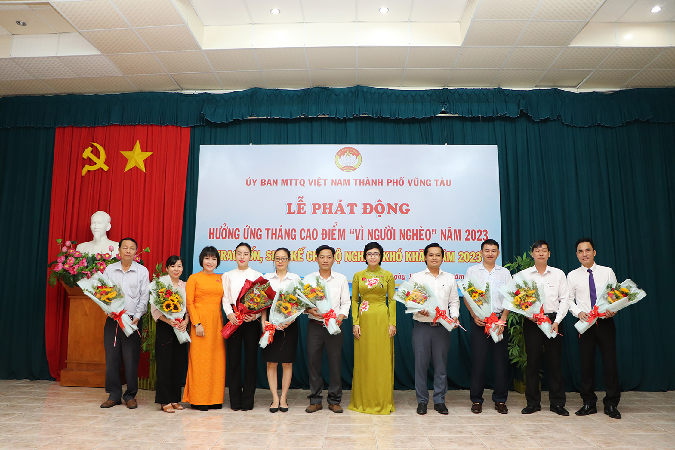 Bà Lê Thị Thanh Bình, Phó Bí thư Thường trực Thành ủy Vũng Tàu và bà Mai Ngọc Oanh, Chủ tịch UBMTTQ Việt Nam TP.Vũng Tàu trao hoa cảm ơn các nhà tài trợ.