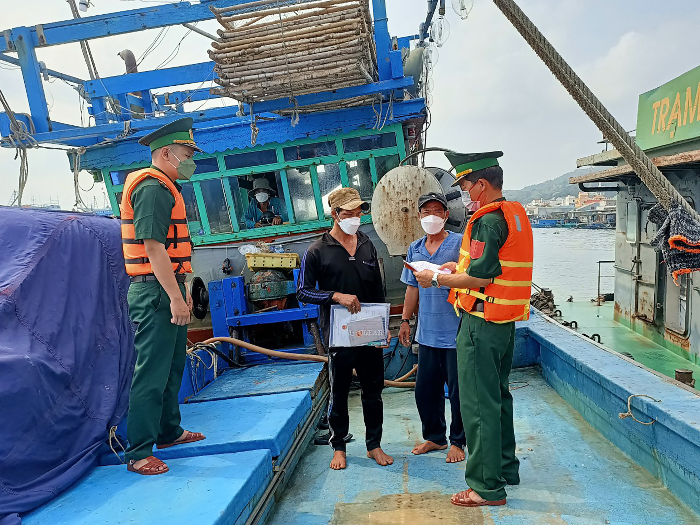 Lực lượng Đồn BP Bến Đá kiểm tra các tàu cá về các quy định IUU tại cảng Bến Đá (TP.Vũng Tàu).
