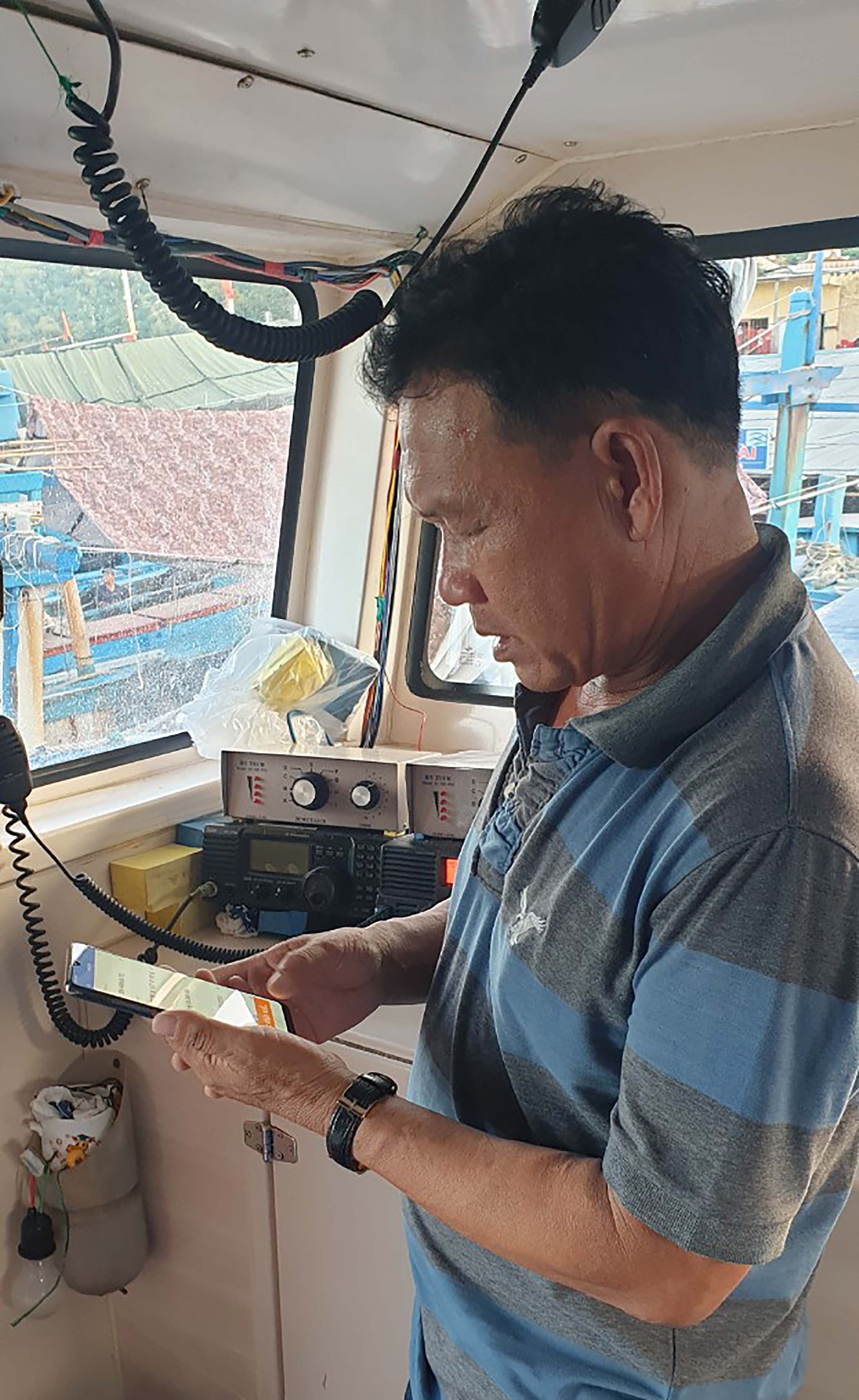 Ông Ngô Văn Cư, thuyền trưởng tàu BV 94666 TS đang kiểm tra nhật ký khai thác điện tử khi tàu vừa cập bến Incomap (TP.Vũng Tàu).