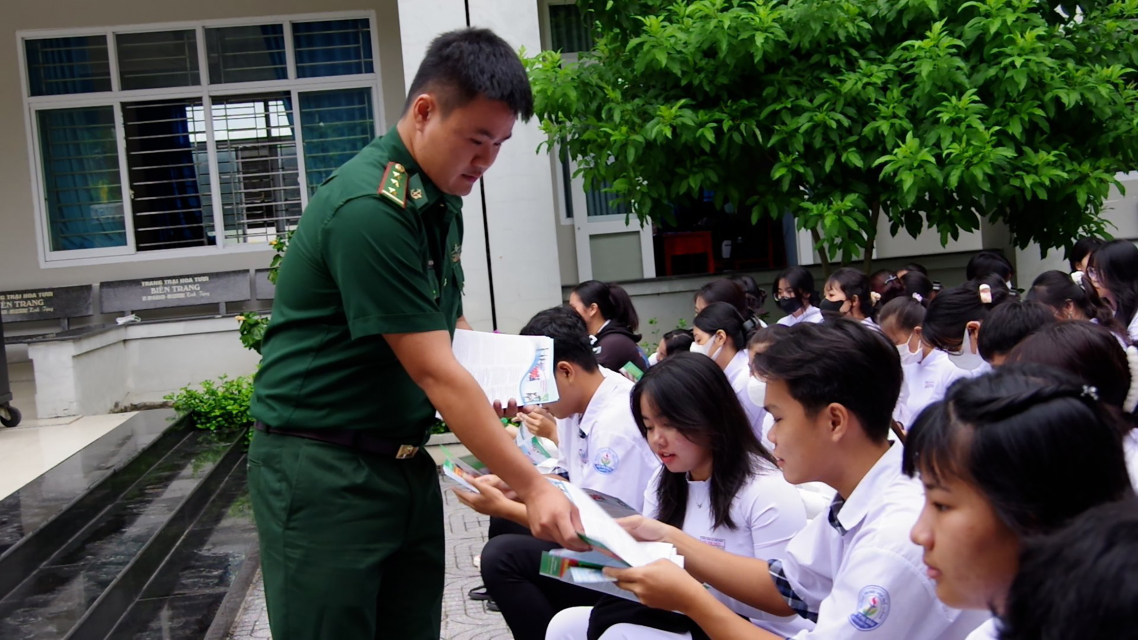 BĐBP tỉnh phát tờ rơi tuyên truyền Luật Biên phòng Việt Nam cho các em HS Trường THPT Võ Thị Sáu (TT.Đất Đỏ, huyện Đất Đỏ).