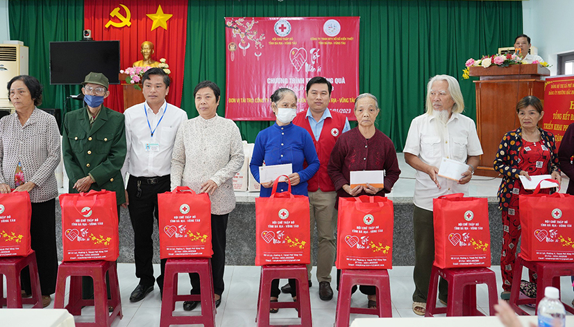 Những phần quà Tết do Công ty tài trợ thông qua Hội Chữ thập đỏ tỉnh được trao đến người có hoàn cảnh khó khăn tại phường Hắc Dịch, TX.Phú Mỹ trong dịp Xuân Quý Mão 2023.