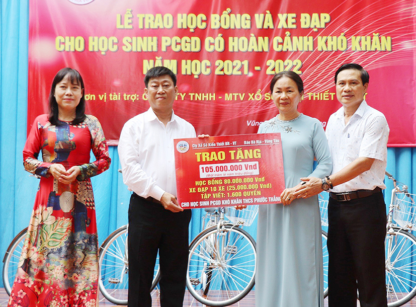 Công ty TNHH MTV Xổ số Kiến thiết Bà Rịa-Vũng Tàu phối hợp với Quỹ Tấm lòng vàng (Báo Bà Rịa-Vũng Tàu) trao học bổng cho học sinh phổ cập giáo dục, Trường THCS Phước Thắng, TP.Vũng Tàu. Ảnh: MINH THANH
