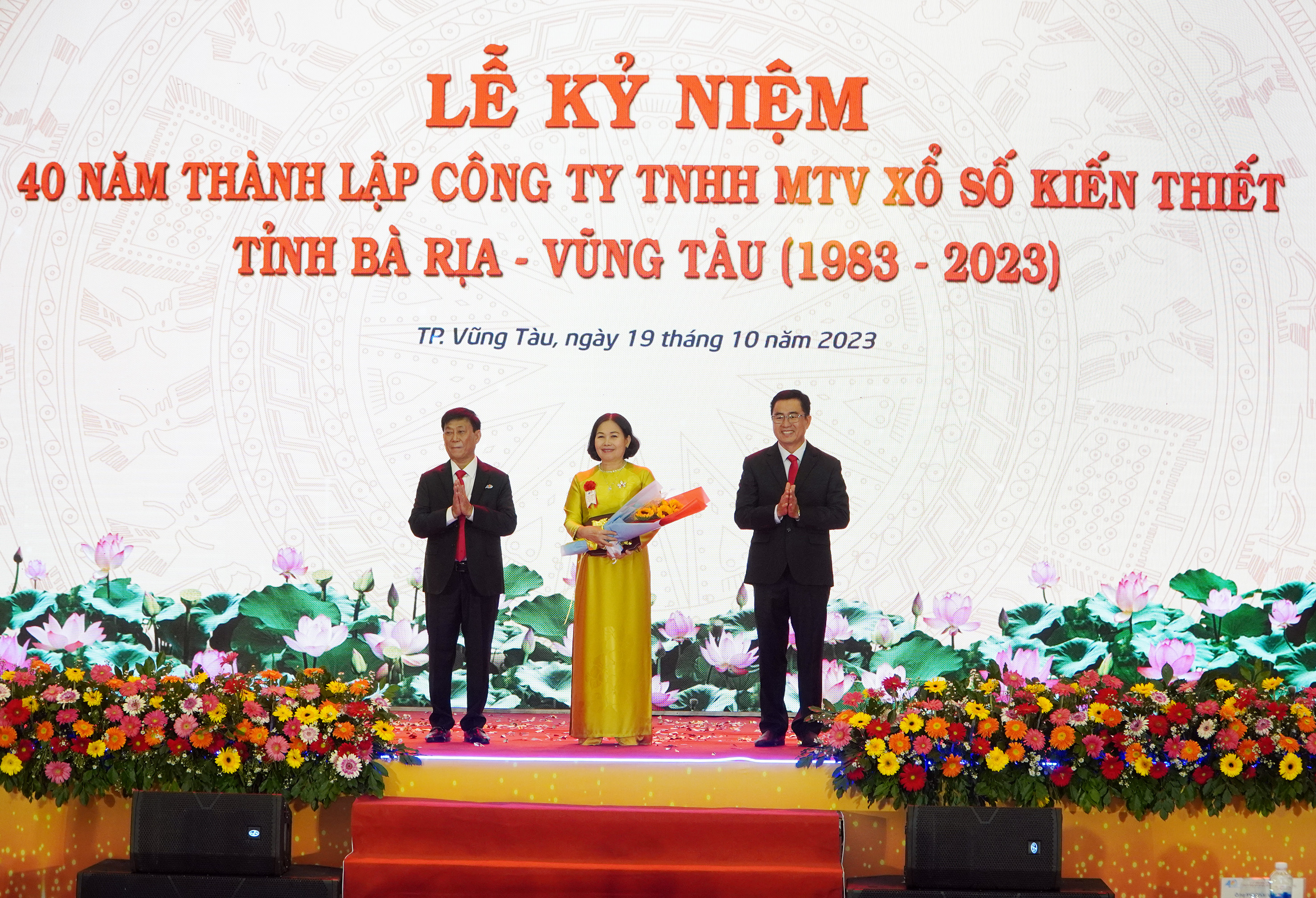 Công ty TNHH MTV Xổ số kiến thiết tỉnh tri ân lãnh đạo tỉnh đã hỗ trợ, đóng góp cho sự phát triển của DN.